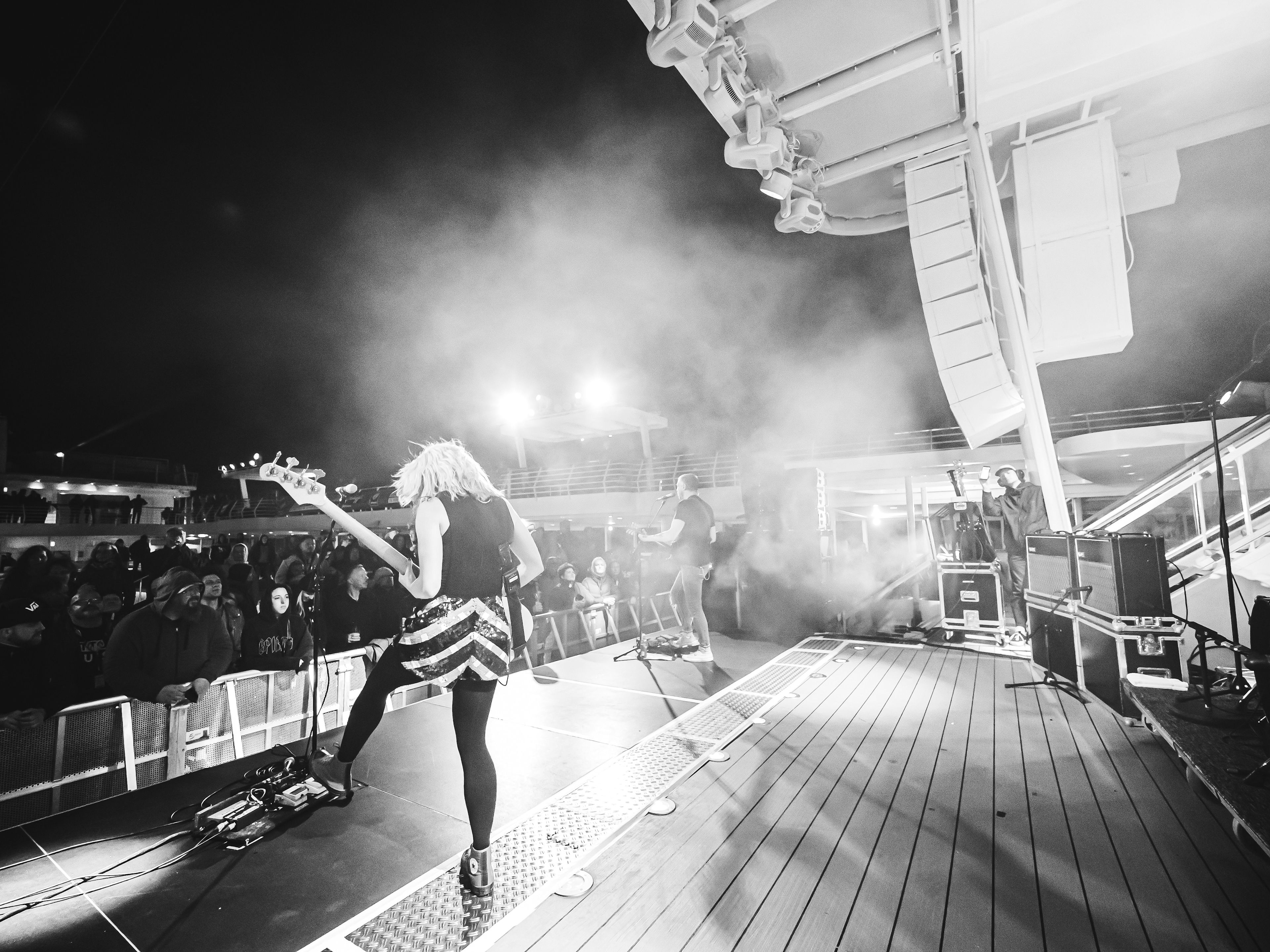 Wildcat Tattoo Cruise Musiker mit Gitarre singt auf Kreuzfahrtschiffbühne, Publikum klatscht.