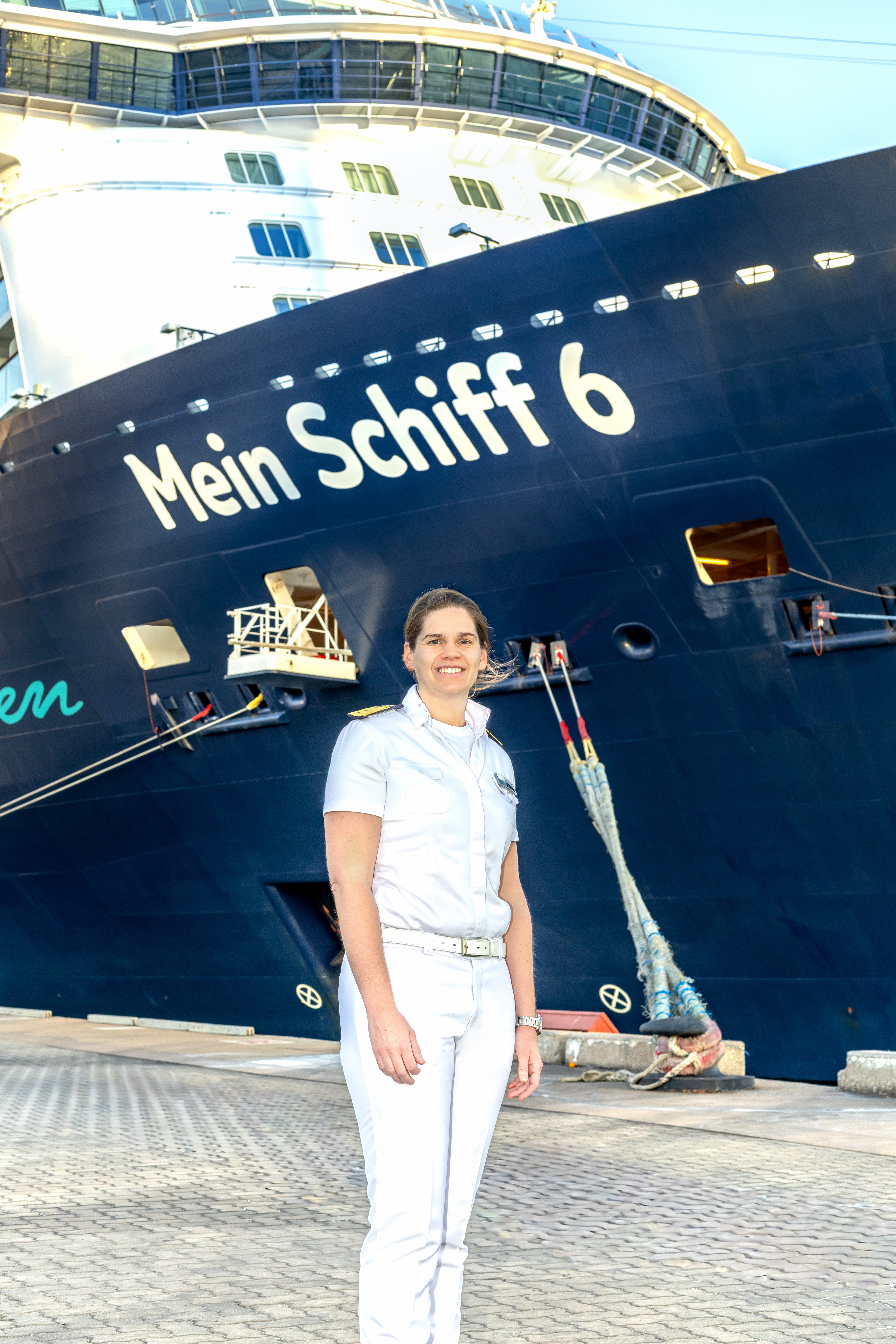 Kapitänin Kira Schikorr steht vor der Mein Schiff 6