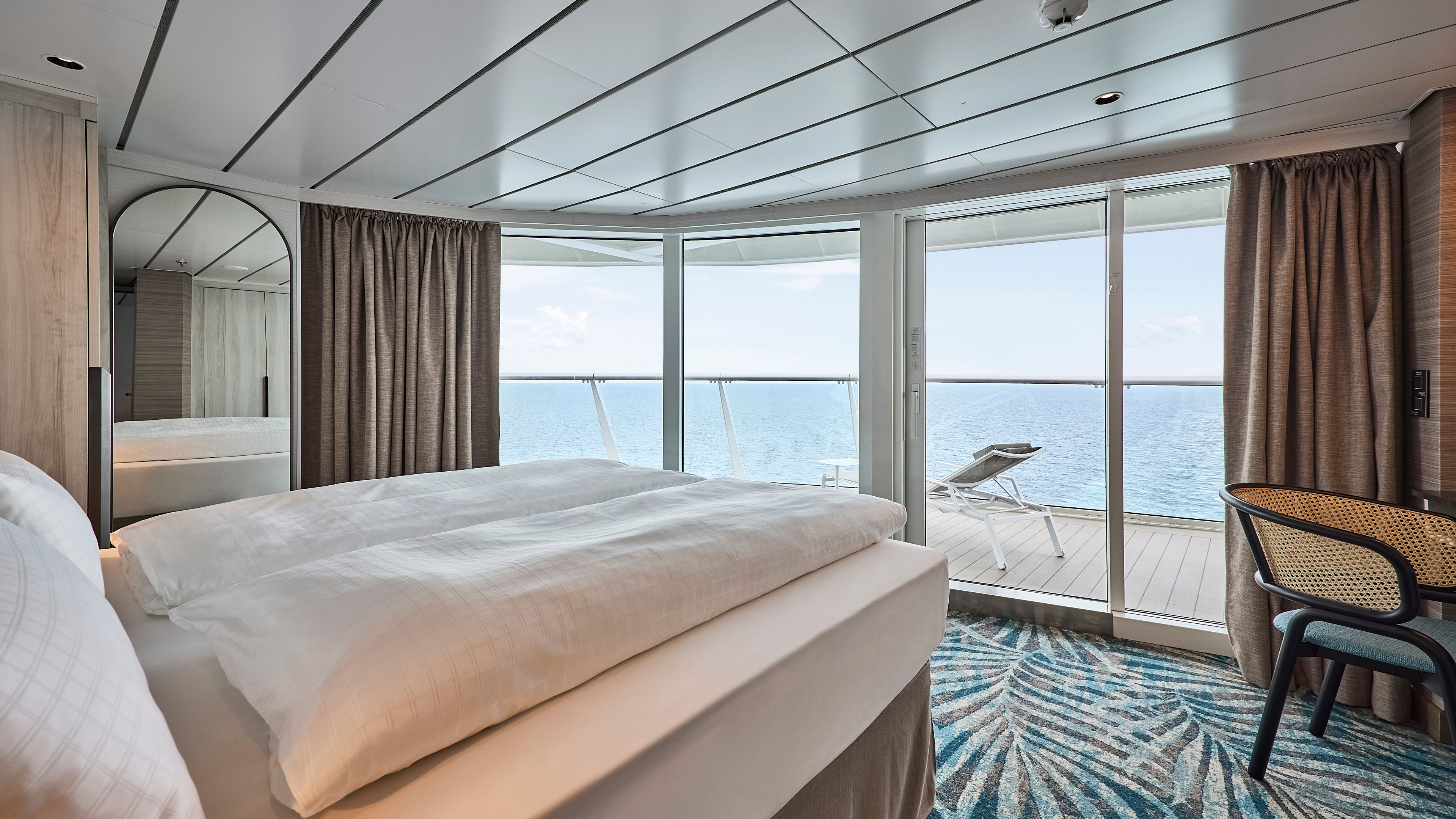 Schlafzimmer der Fernweh Suite auf der Mein Schiff Relax