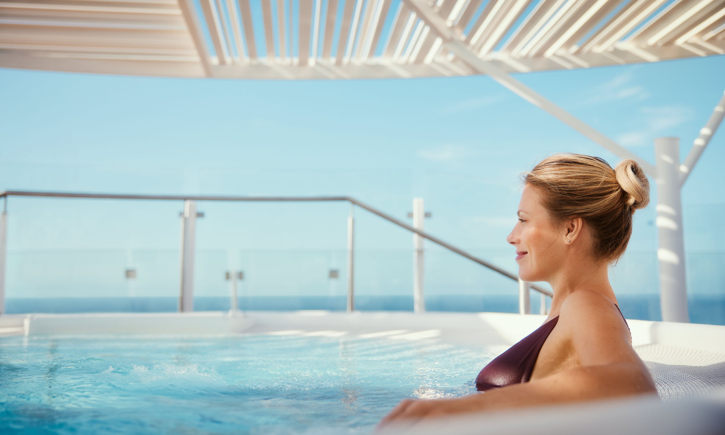 Frau entspannt im Whirlpool