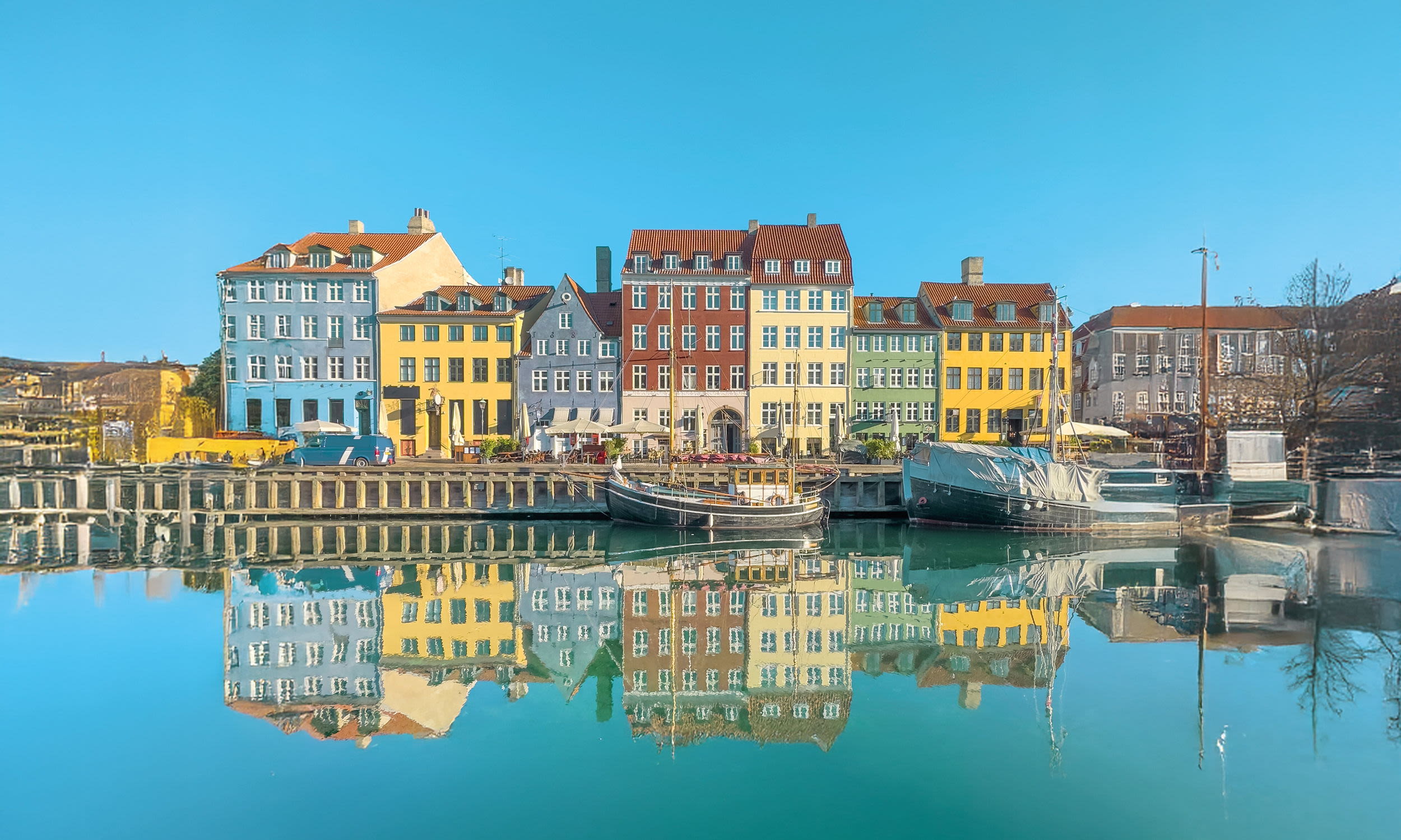 Destinationsmotiv Nordland Kopenhagen Bunte Häuser am Nyhavn-Kanal in Kopenhagen, spiegelnd im Wasser.