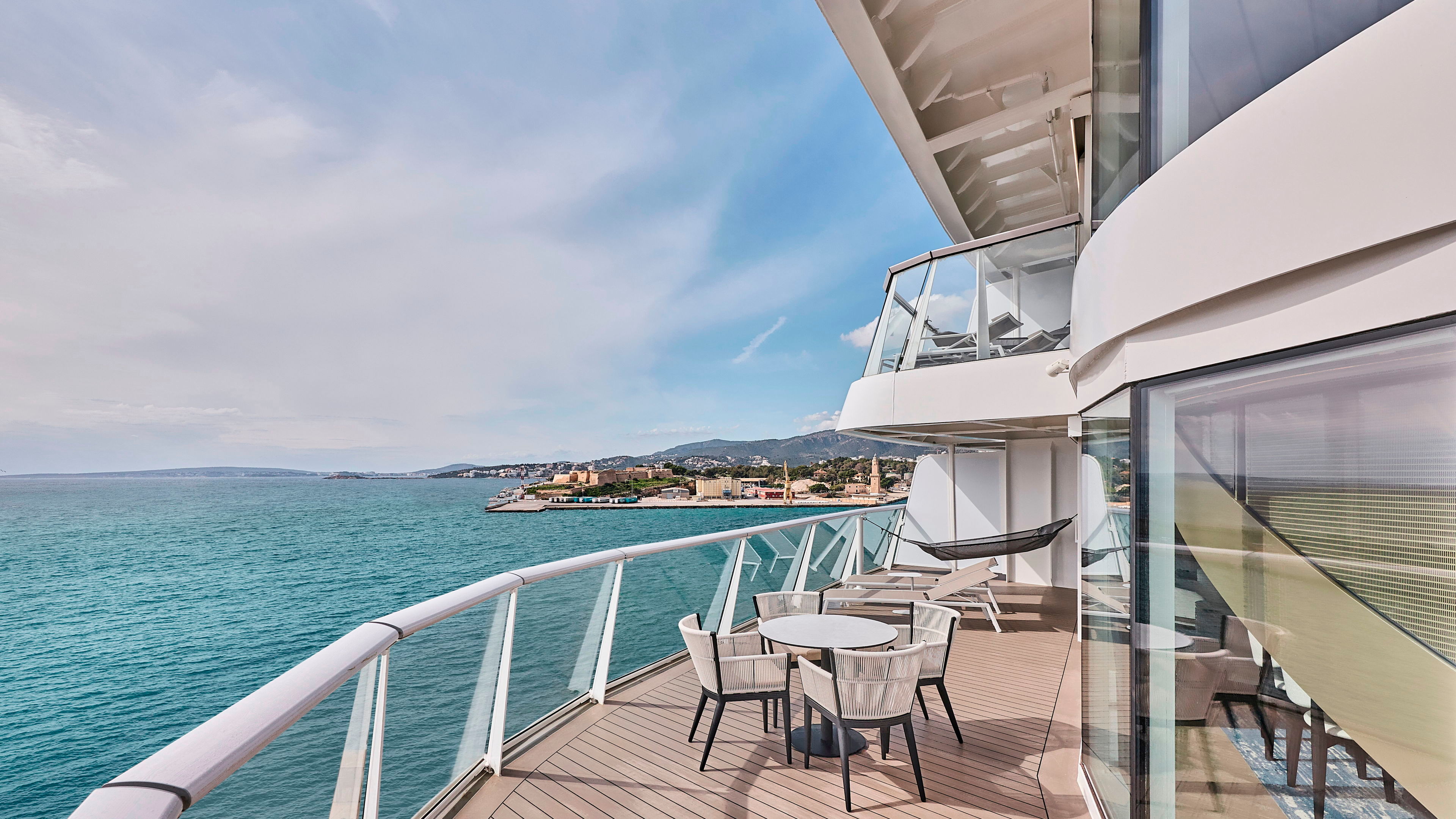 Veranda der Grosse Freiheit Suite auf der Mein Schiff Relax