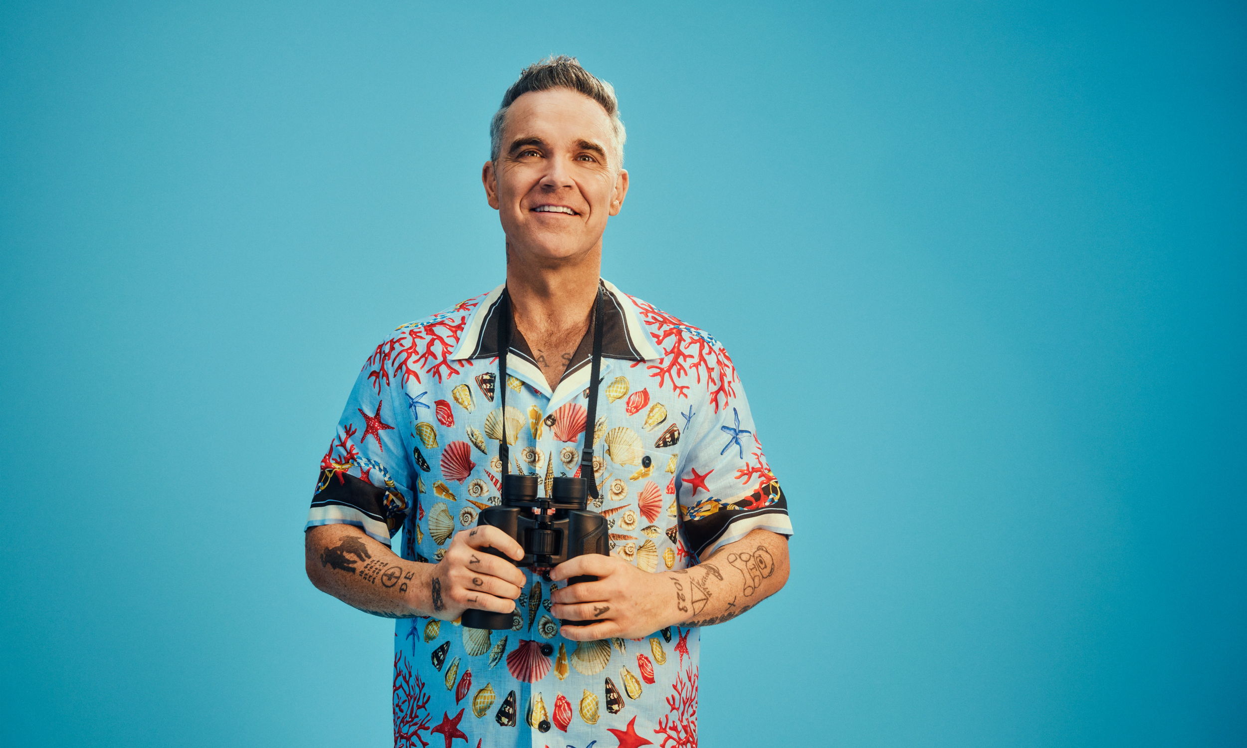 Robbie Williams mit Fernglas