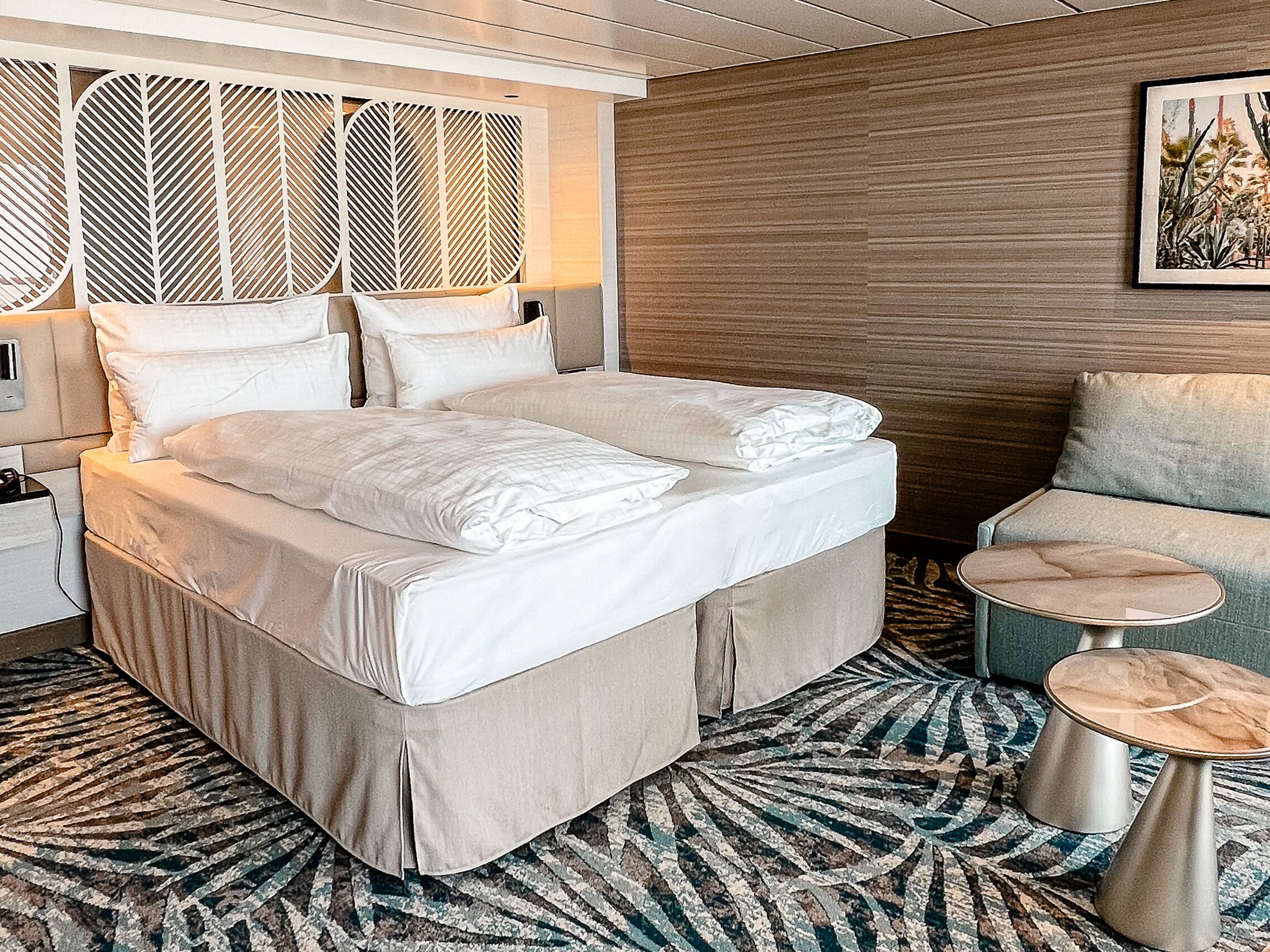 Schöne Aussicht Suite mit Doppelbett, Sofa und Kunstwerken an der Wand. Schöne Aussicht Suite mit Doppelbett, Sofa und Kunstwerken an der Wand.