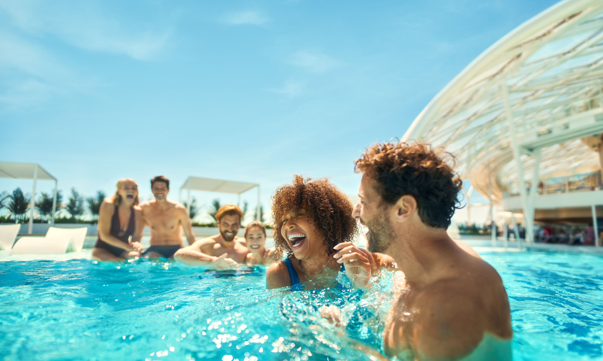 Freundesgruppe im Pool
