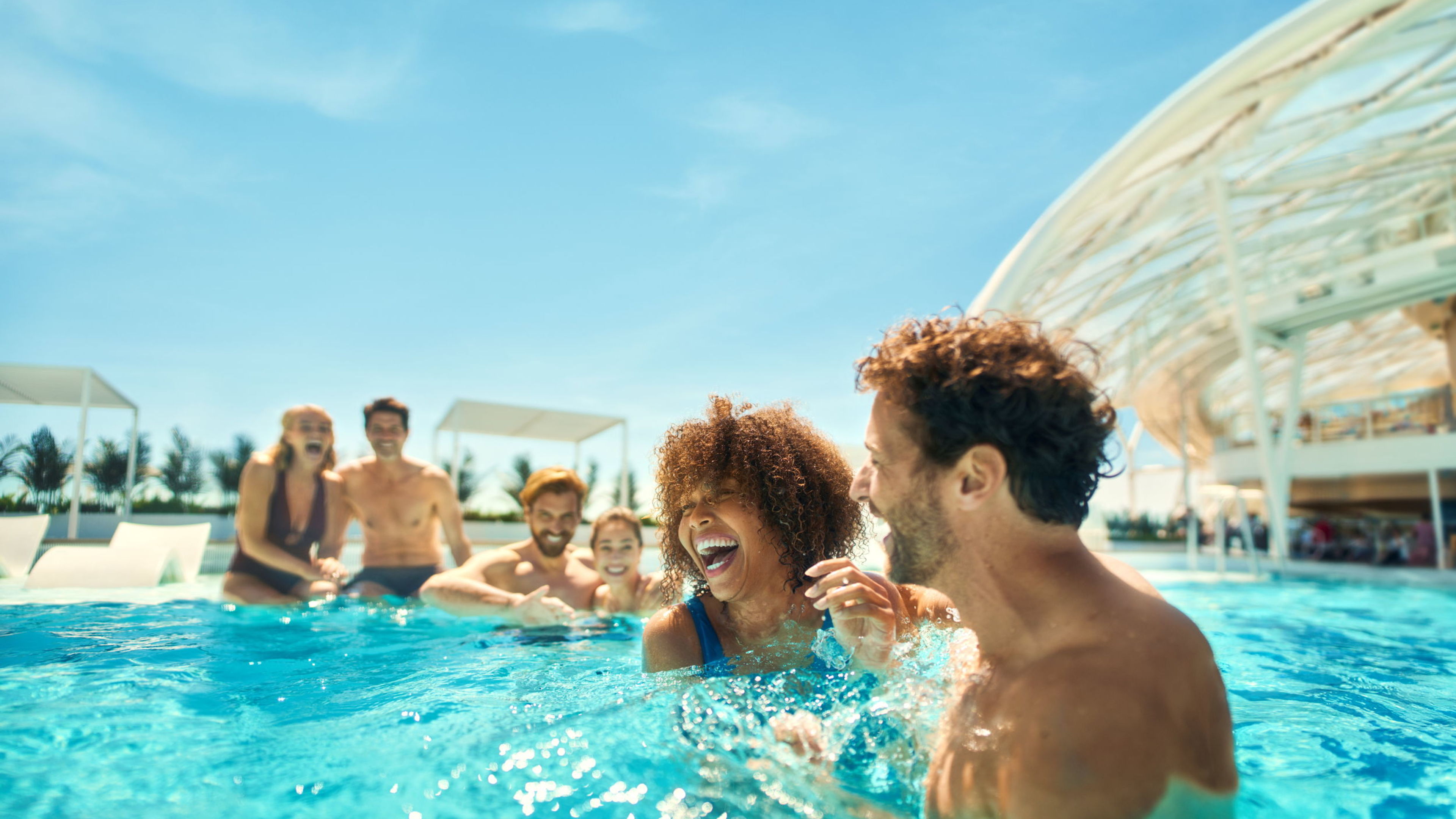 Freundesgruppe im Pool Freundesgruppe im Pool
