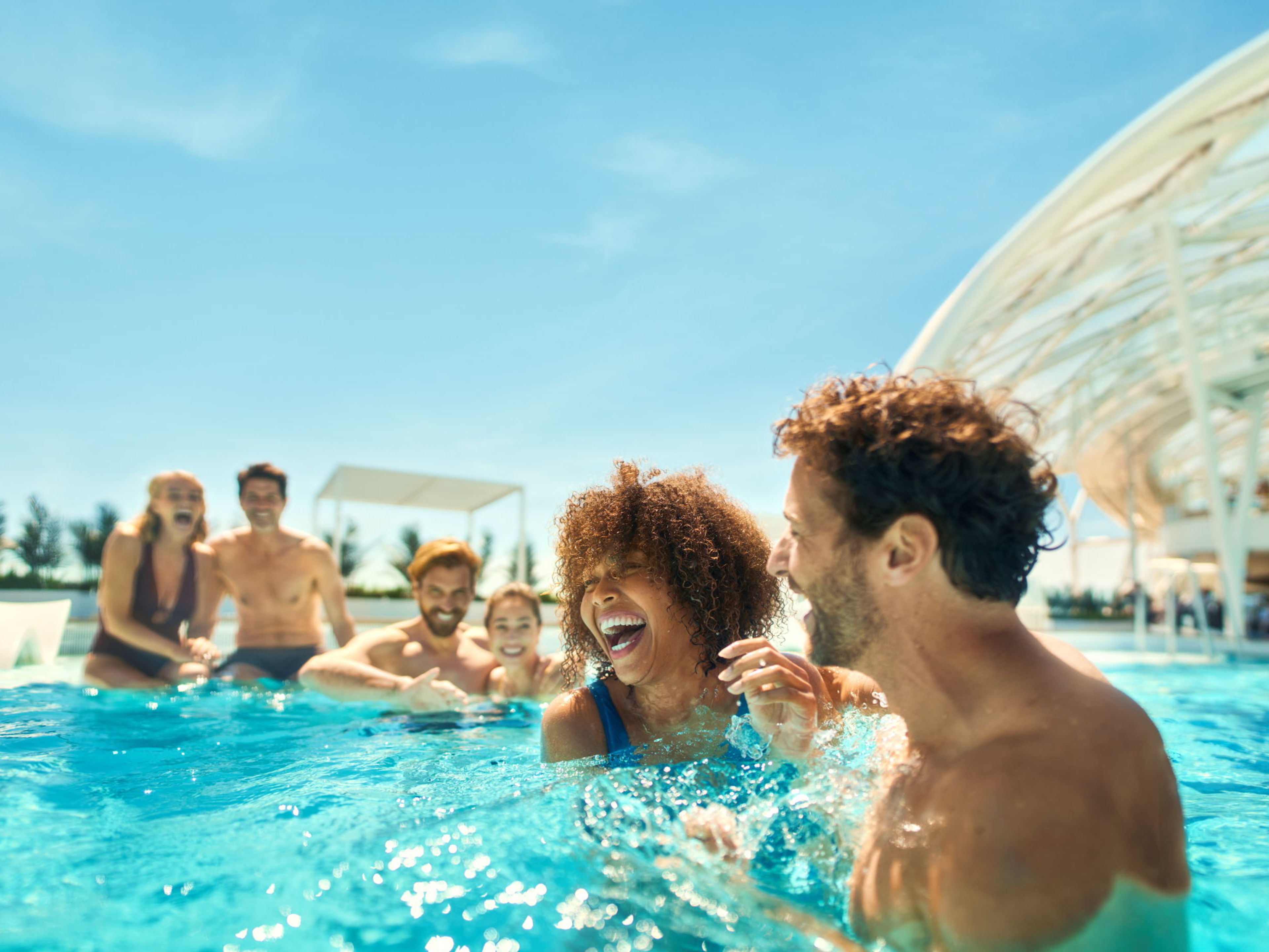 Freundesgruppe im Pool Freundesgruppe im Pool