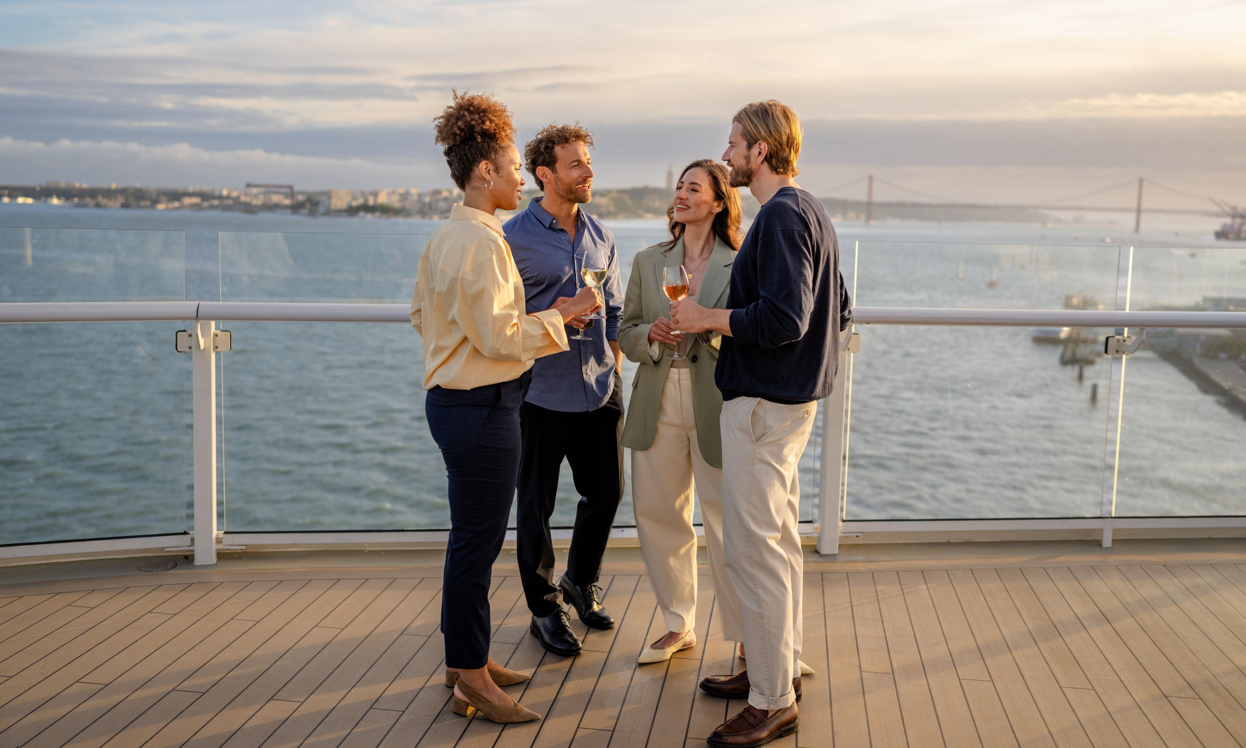 4 Personen unterhalten sich auf dem Außendeck