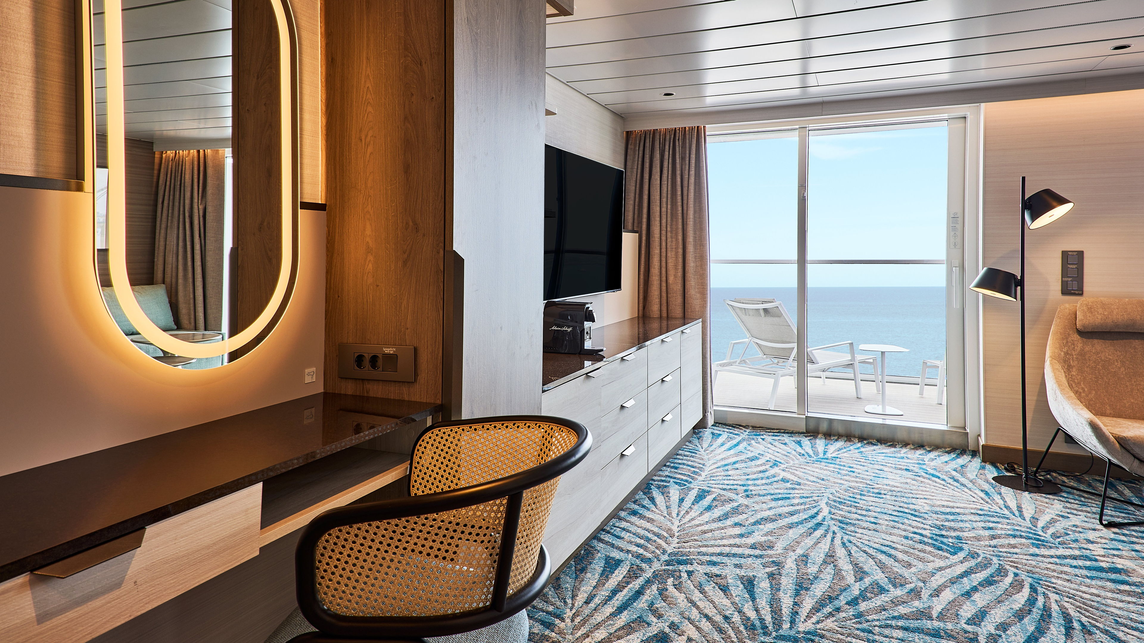 Wohnbereich der Schöne Aussicht Suite auf der Mein Schiff Relax