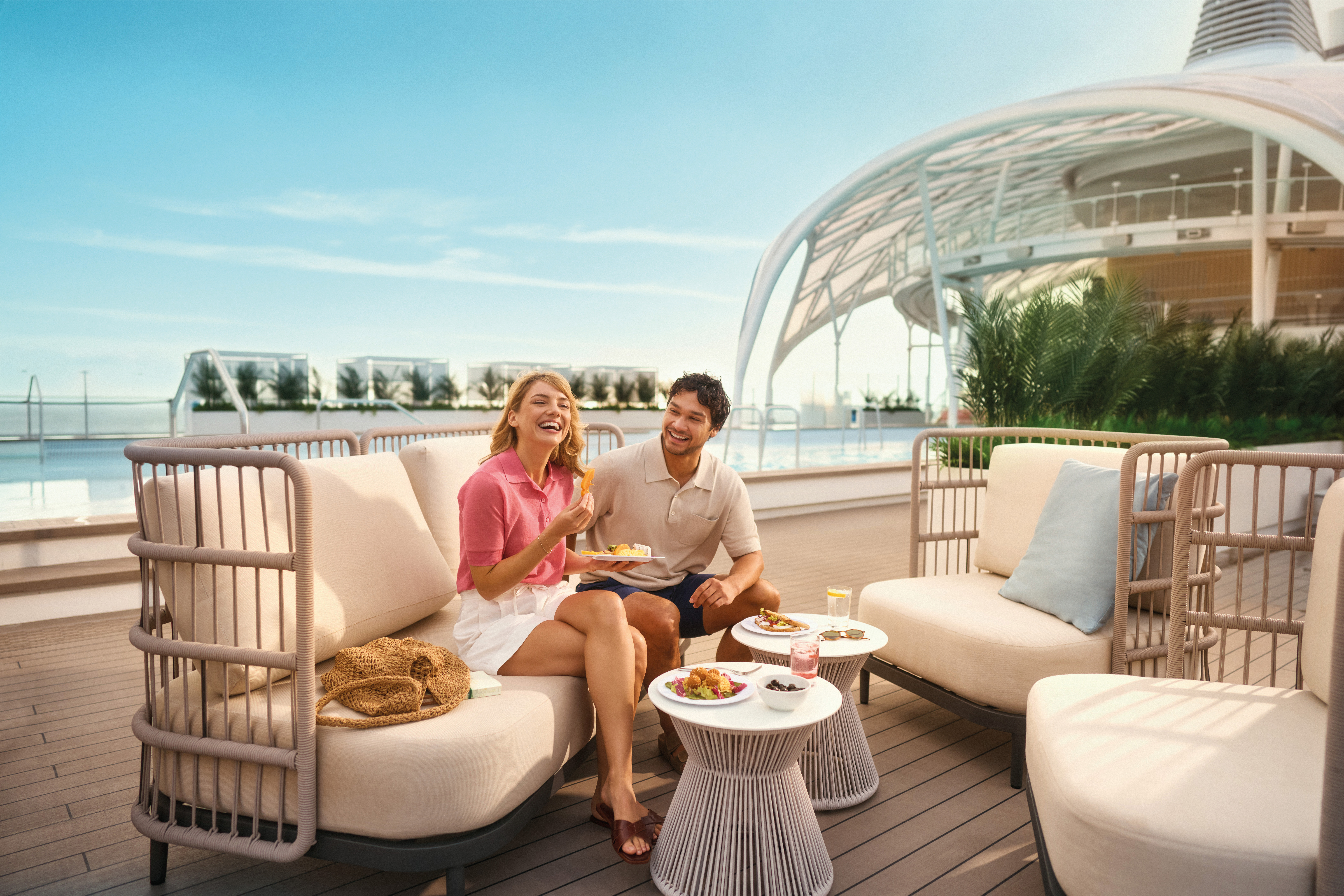 Paar genießt Snacks auf dem Pooldeck