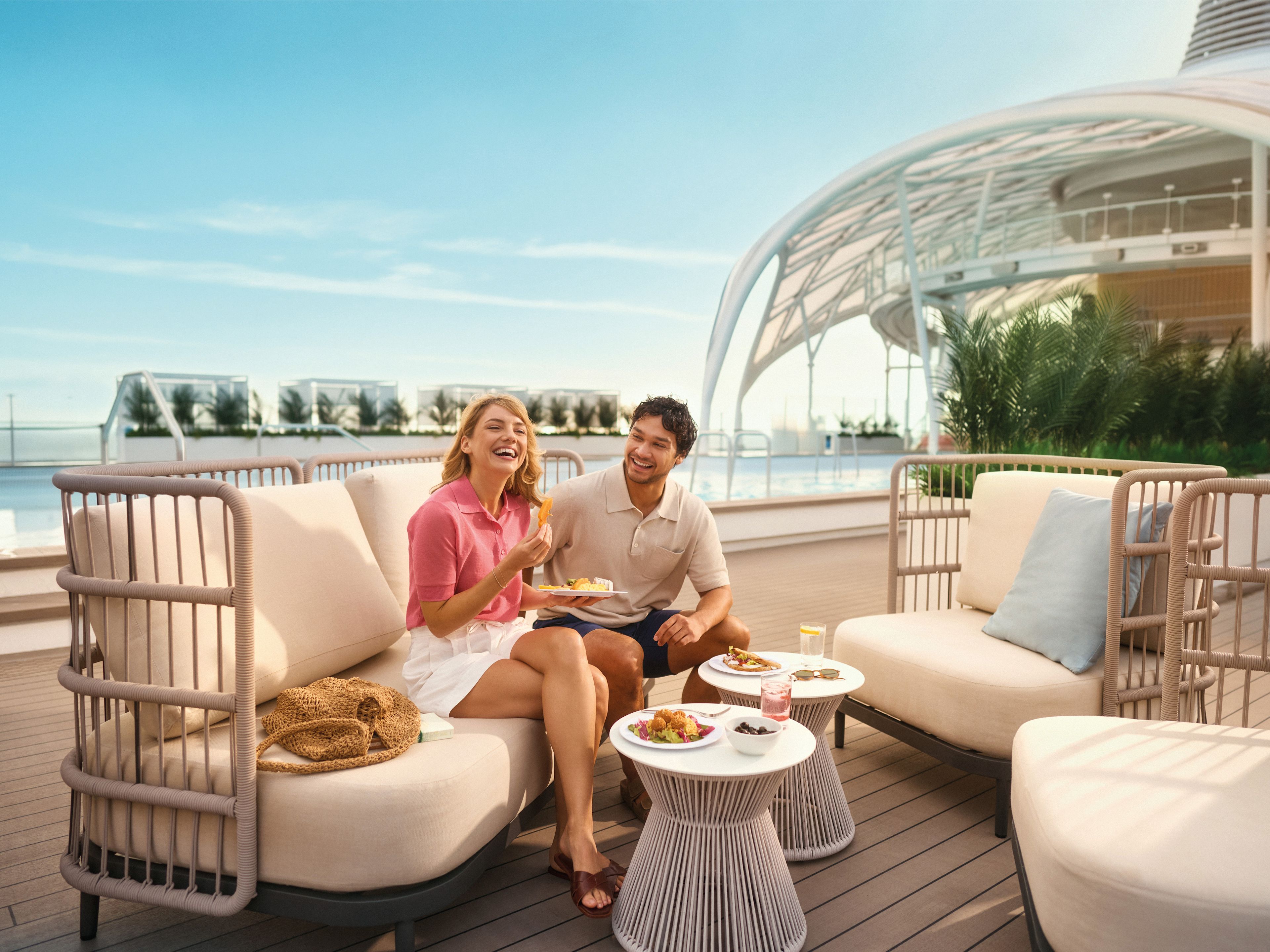 Paar genießt Snacks auf dem Pooldeck Paar genießt Snacks auf dem Pooldeck