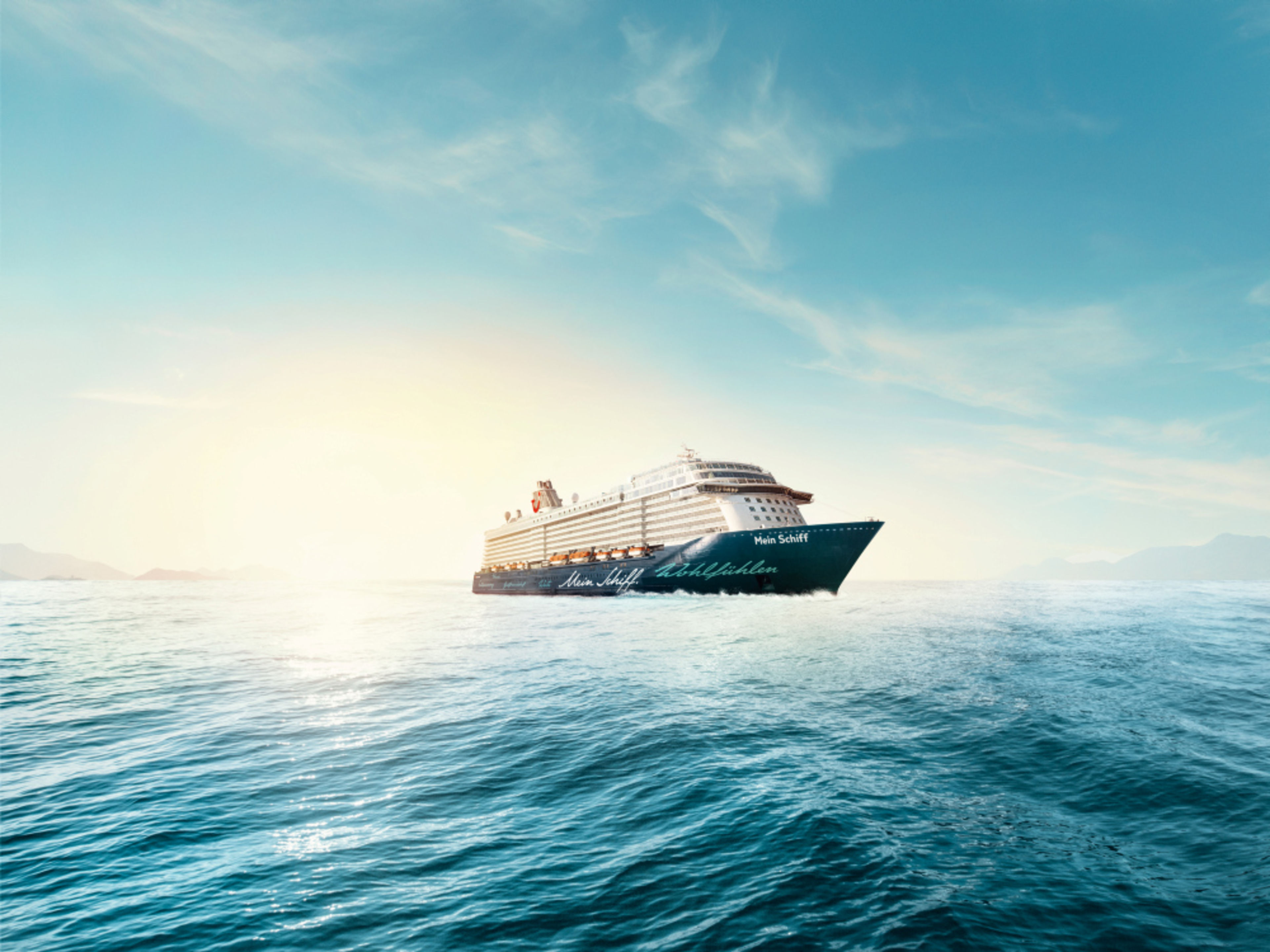 Zentrale Schiffsabbildung Kreuzfahrtschiff der Mein Schiff® Flotte auf offenem Meer bei Sonnenuntergang.