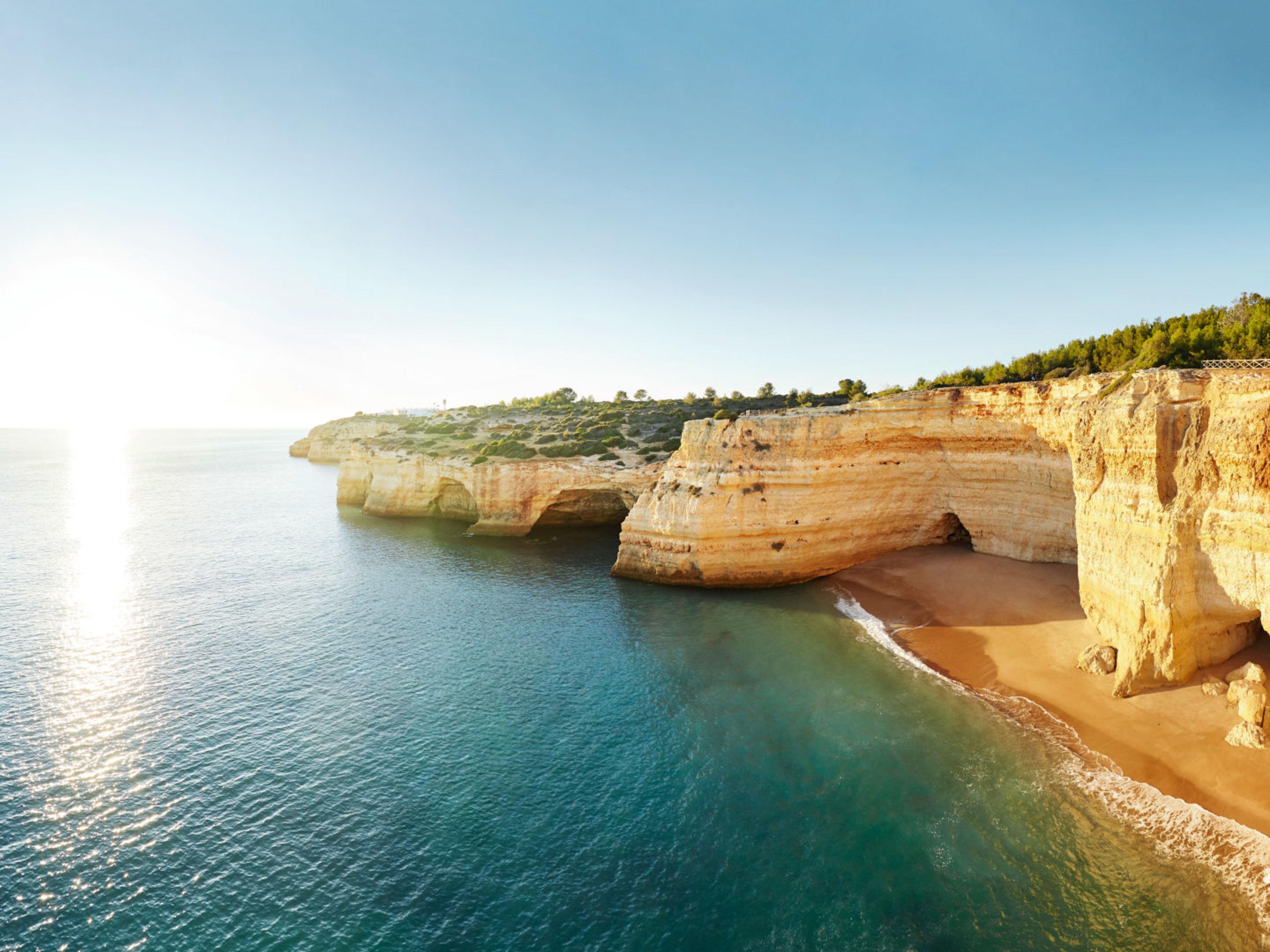 Benagil Portugal Westeuropa Küste der Algarve mit goldenen Klippen und blauem Meer.