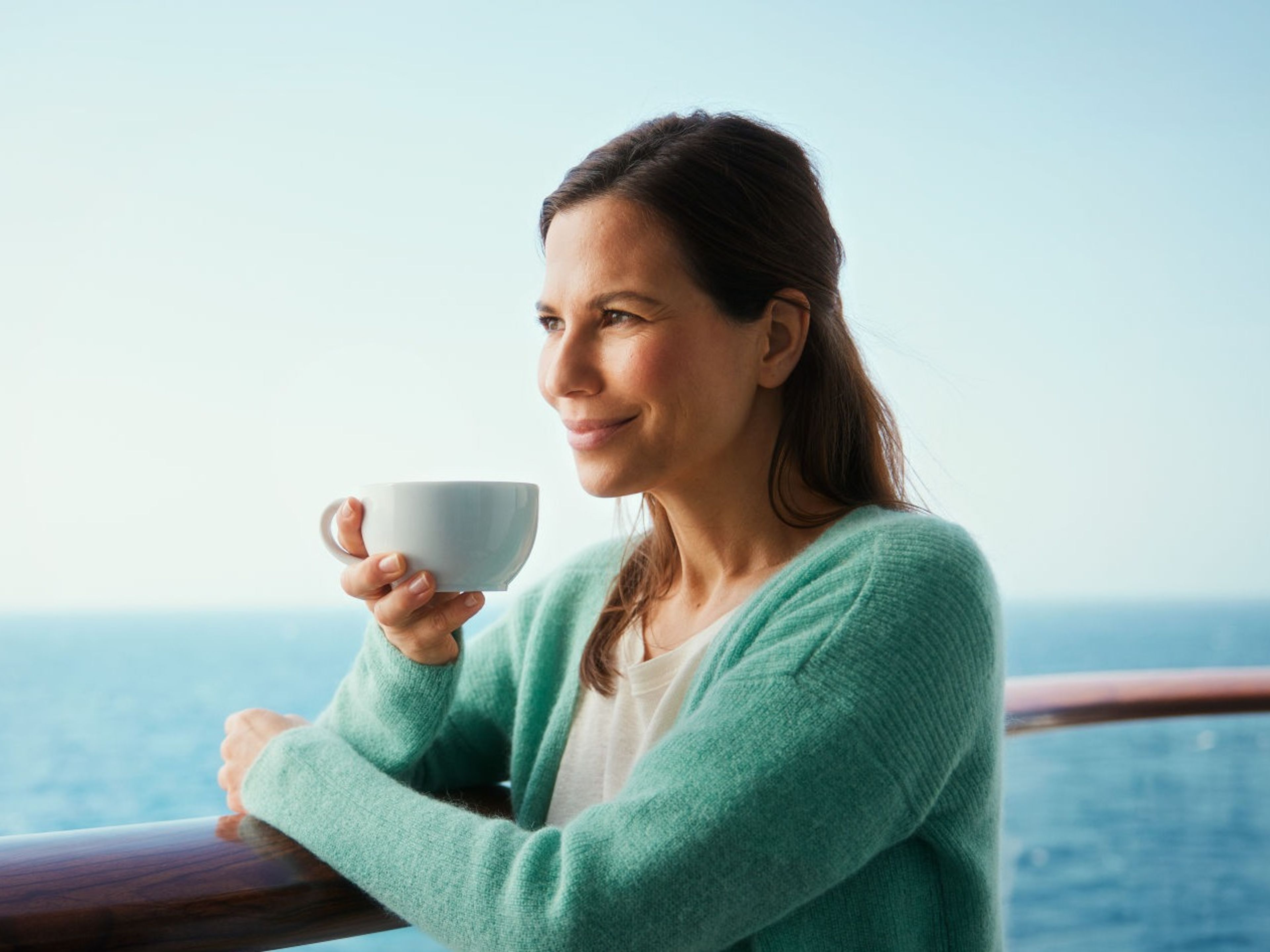 Kaffeegenuss auf der eigenen Kabine Frau genießt Kaffee auf Kreuzfahrtschiff, Meerblick.