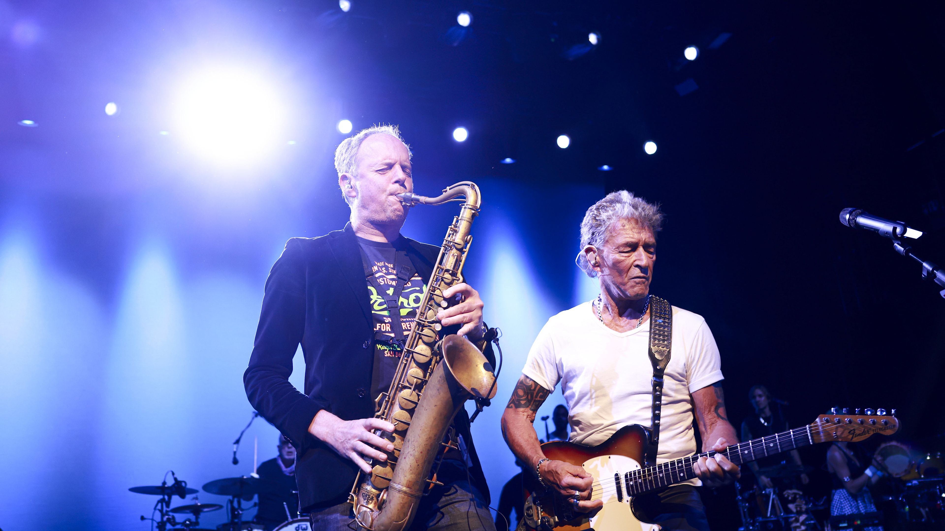 Peter Maffay Musiker spielen Saxophon und Gitarre auf beleuchteter Bühne.