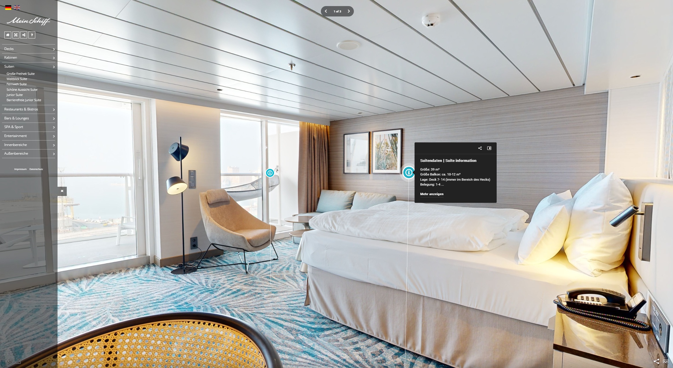 Helle Kreuzfahrtsuite mit Balkon, Bett, Sessel und Meerblick.