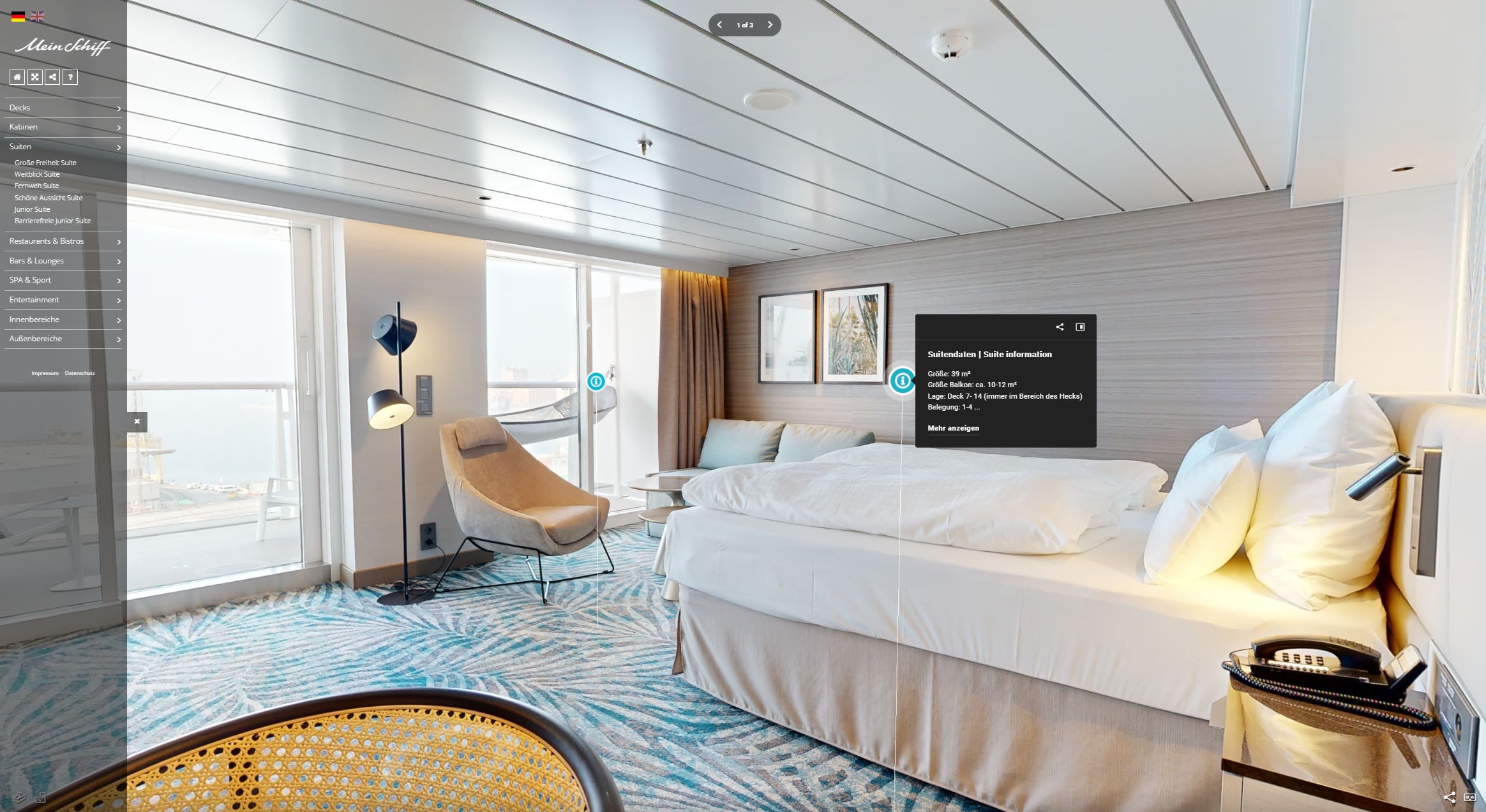 Helle Kreuzfahrtsuite mit Balkon, Bett, Sessel und Meerblick.