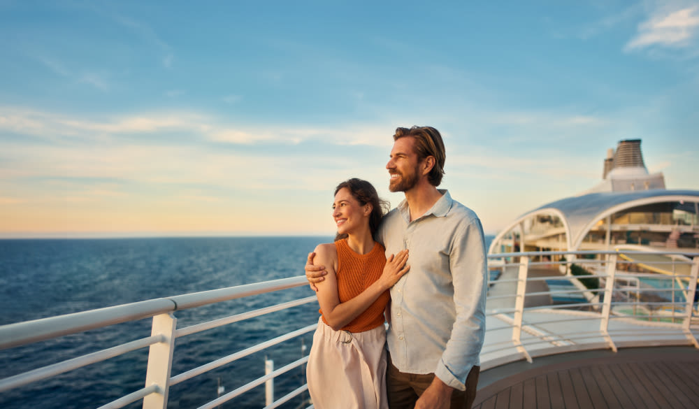 Paar genießt Sonnenuntergang auf Kreuzfahrtschiff der Mein Schiff® Flotte.