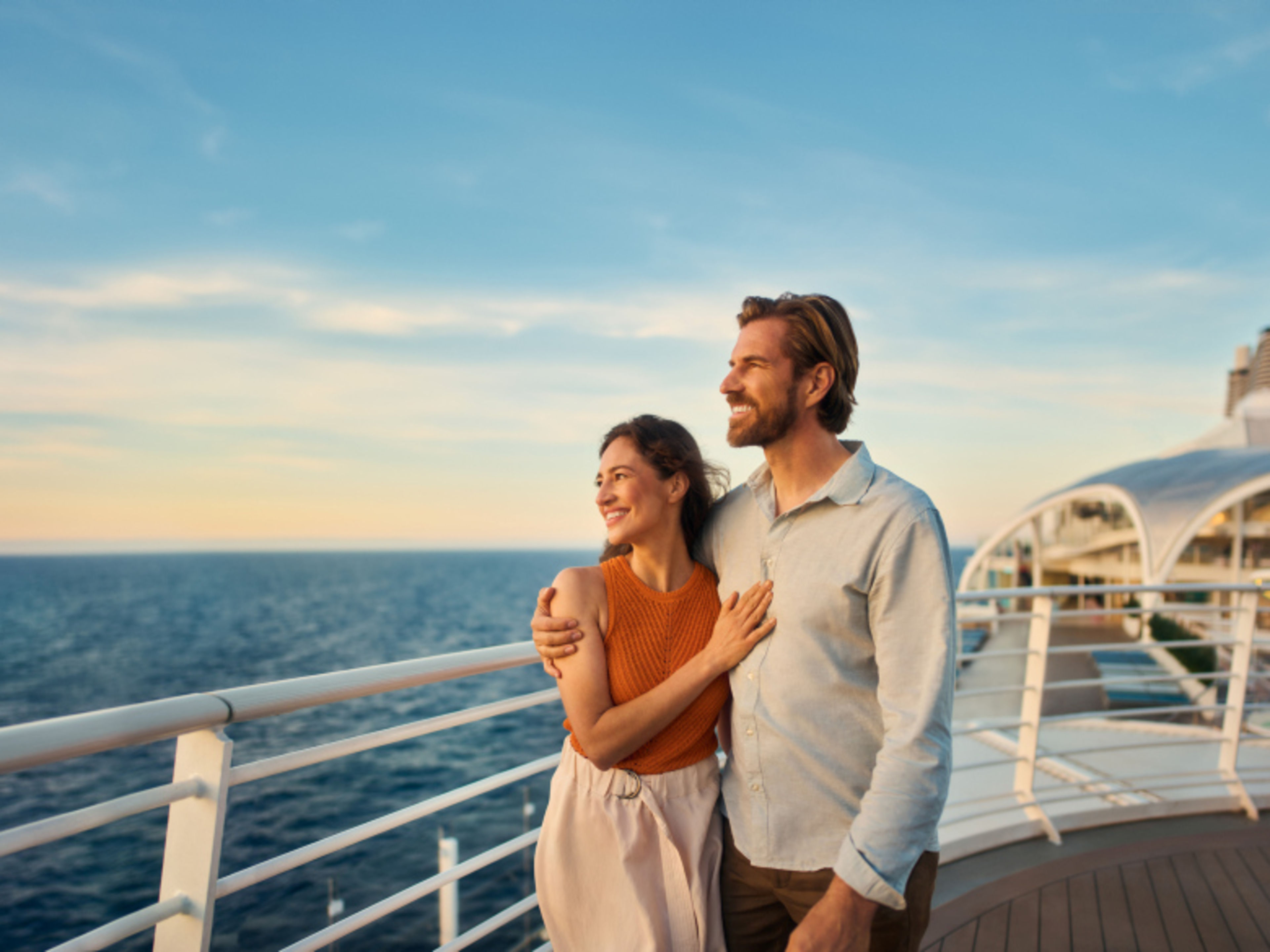 Paar genießt Sonnenuntergang auf Kreuzfahrtschiff der Mein Schiff® Flotte. Paar genießt Sonnenuntergang auf Kreuzfahrtschiff der Mein Schiff® Flotte.