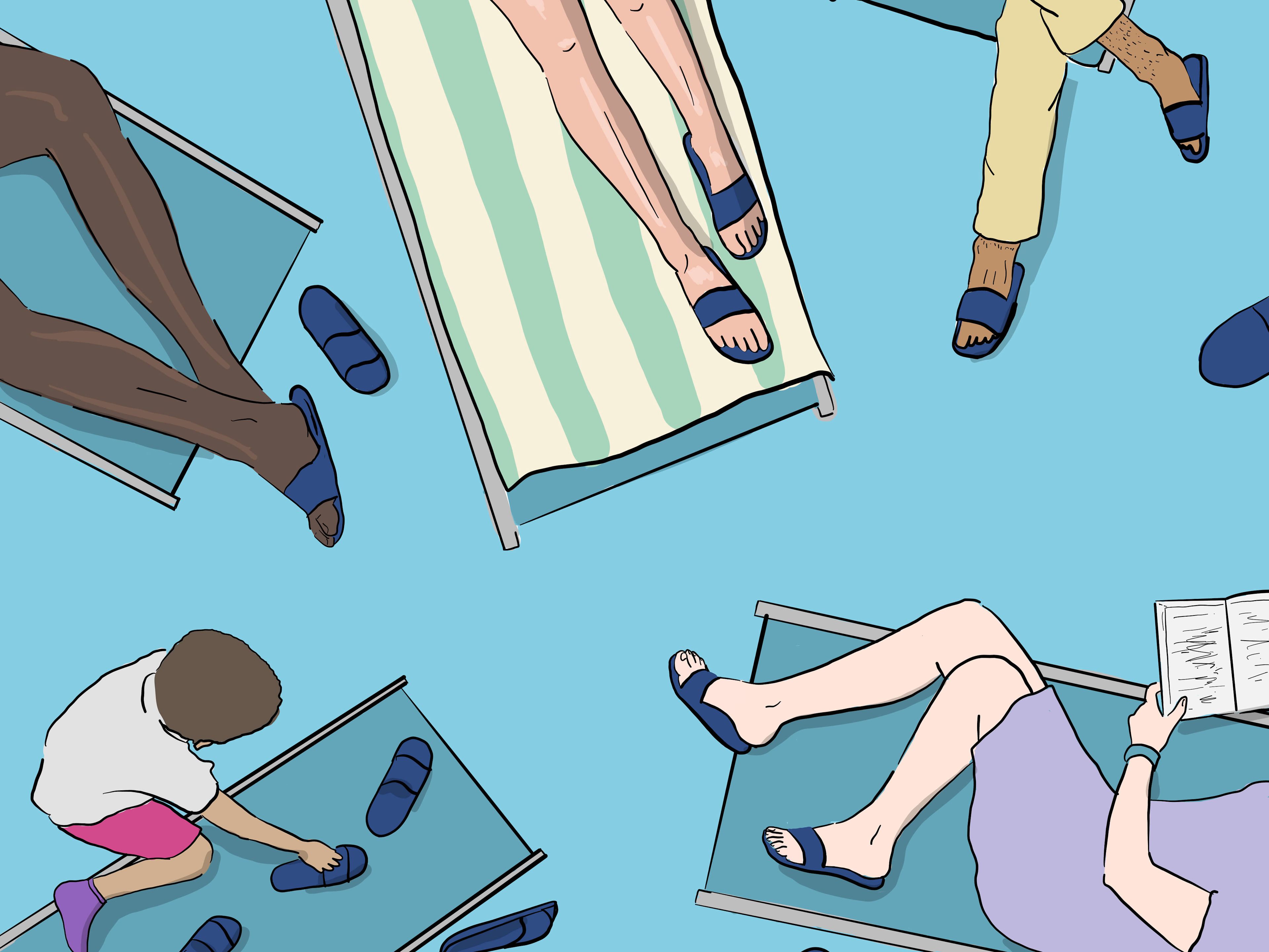 Menschen entspannen auf Liegestühlen am Pool, blaue Sandalen. Menschen entspannen auf Liegestühlen am Pool, blaue Sandalen.