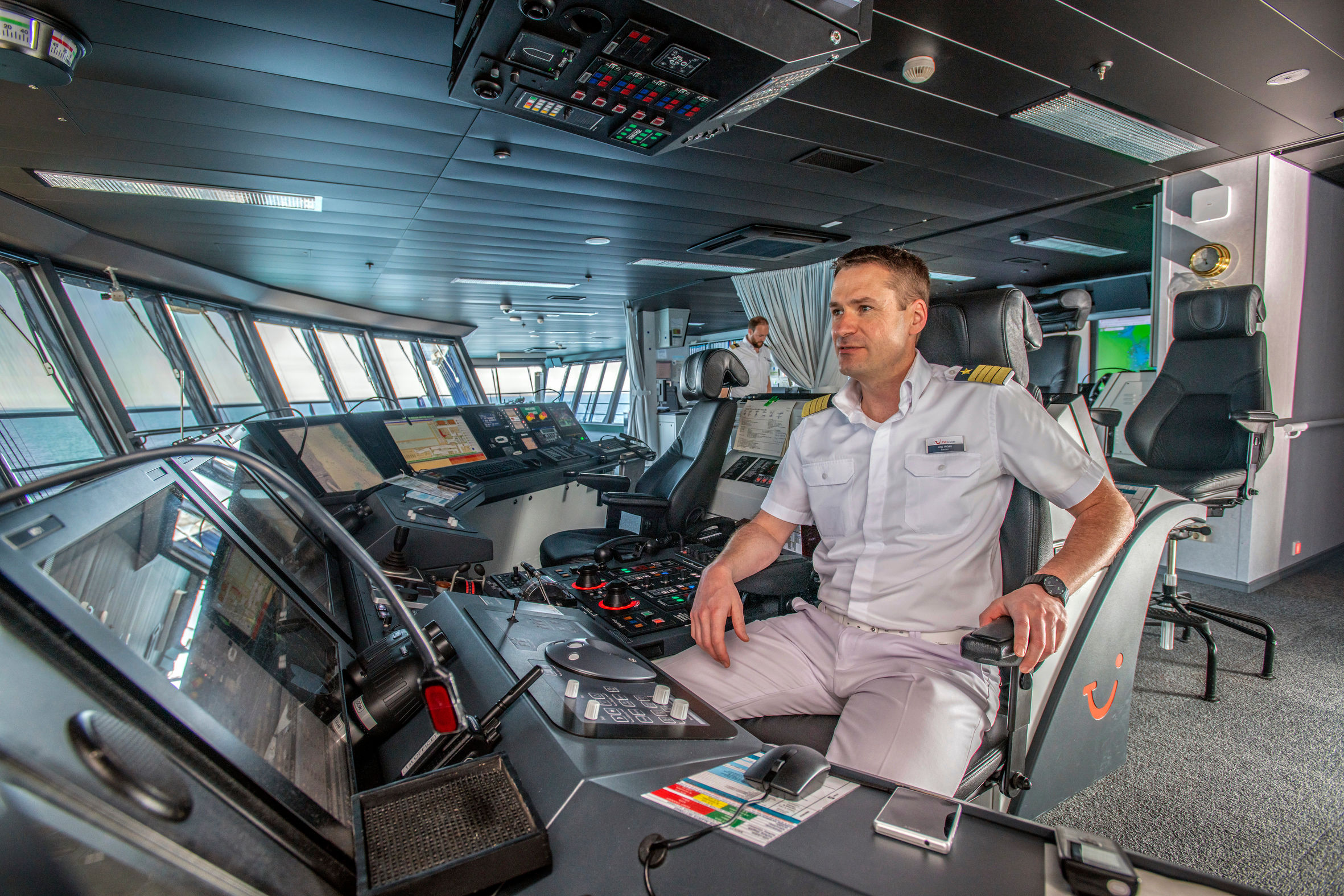 Kapitän auf der Brücke eines Kreuzfahrtschiffs der Mein Schiff® Flotte.