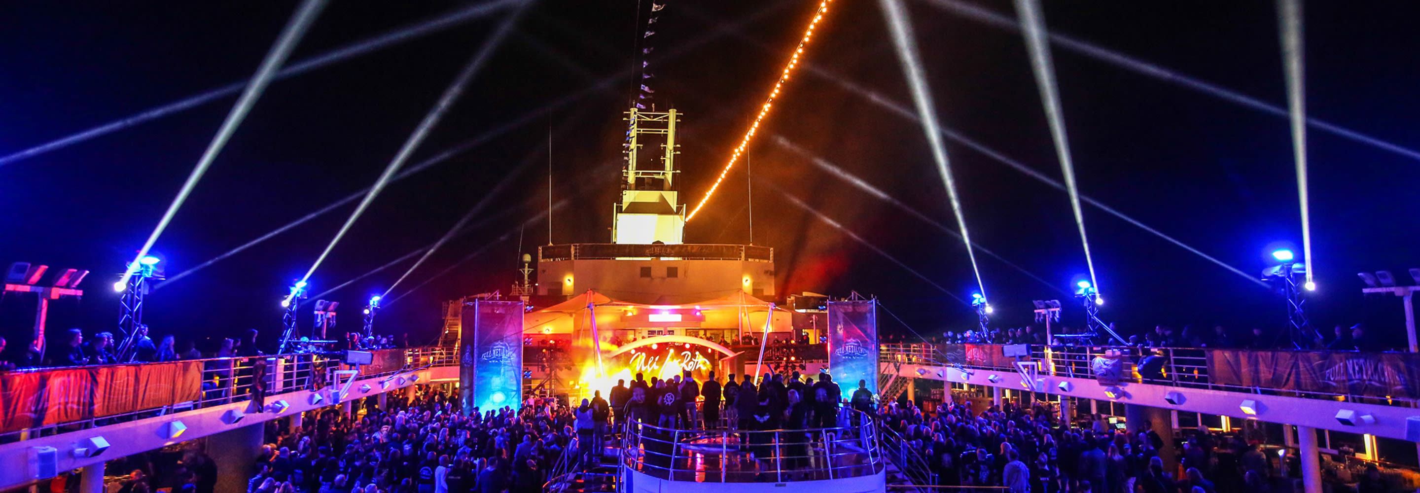 Nachtparty auf Kreuzfahrtschiff der Mein Schiff® Flotte mit Lichtern.