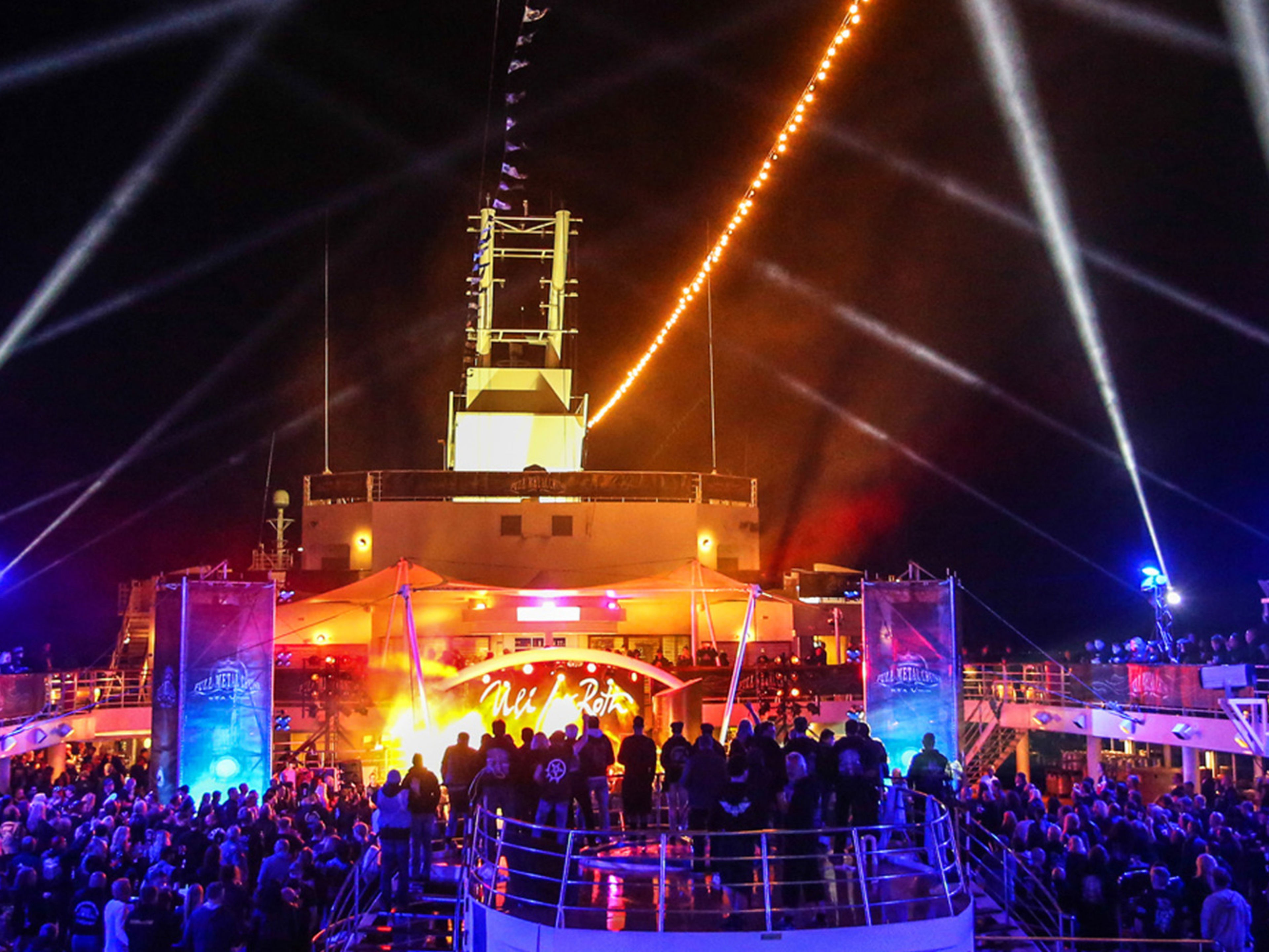 Eventreise Nachtparty auf Kreuzfahrtschiff der Mein Schiff® Flotte mit Lichtern.