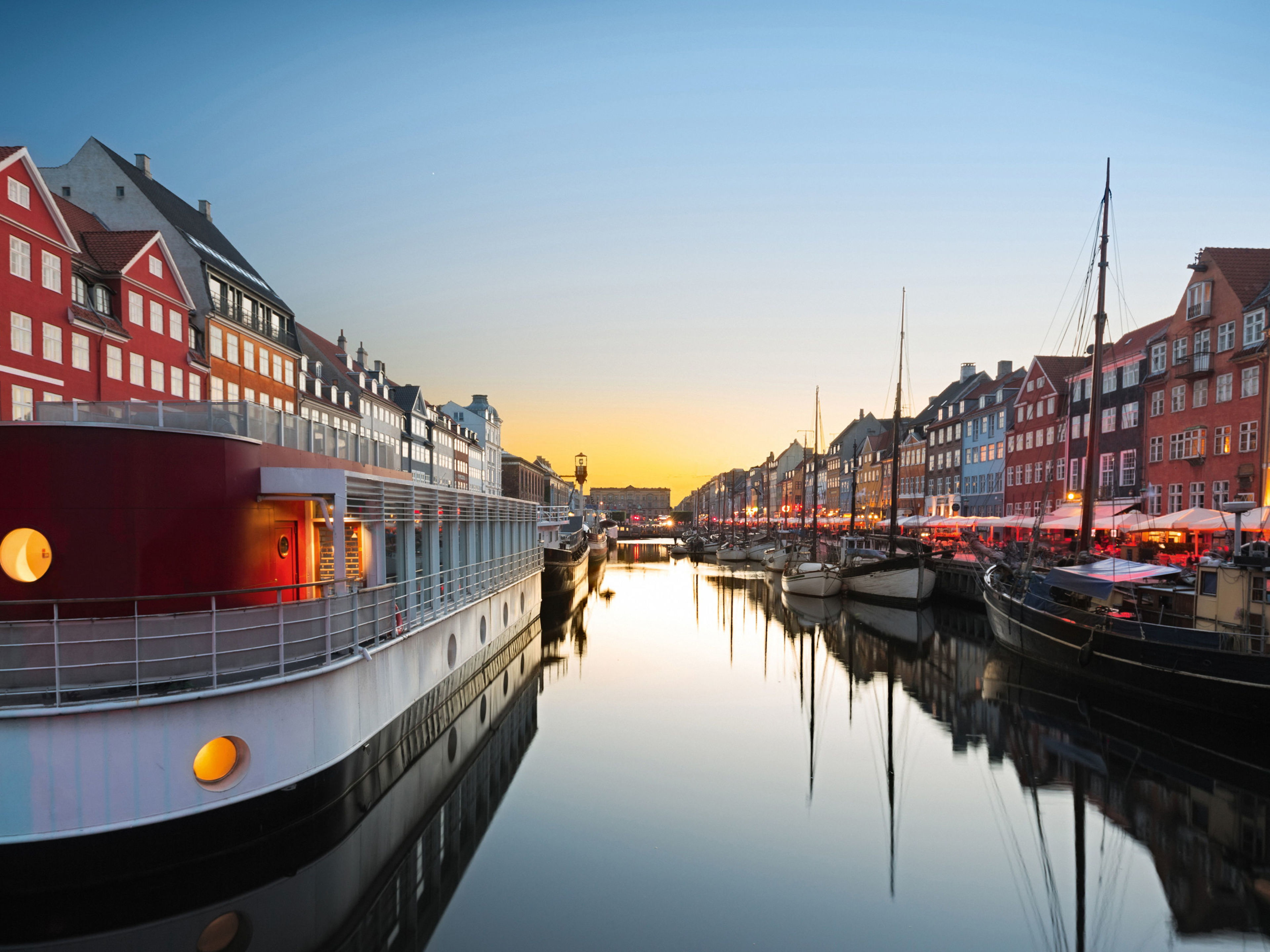 Bunte Häuser und Boote am Nyhavn-Kanal in Kopenhagen bei Sonnenuntergang. Bunte Häuser und Boote am Nyhavn-Kanal in Kopenhagen bei Sonnenuntergang.