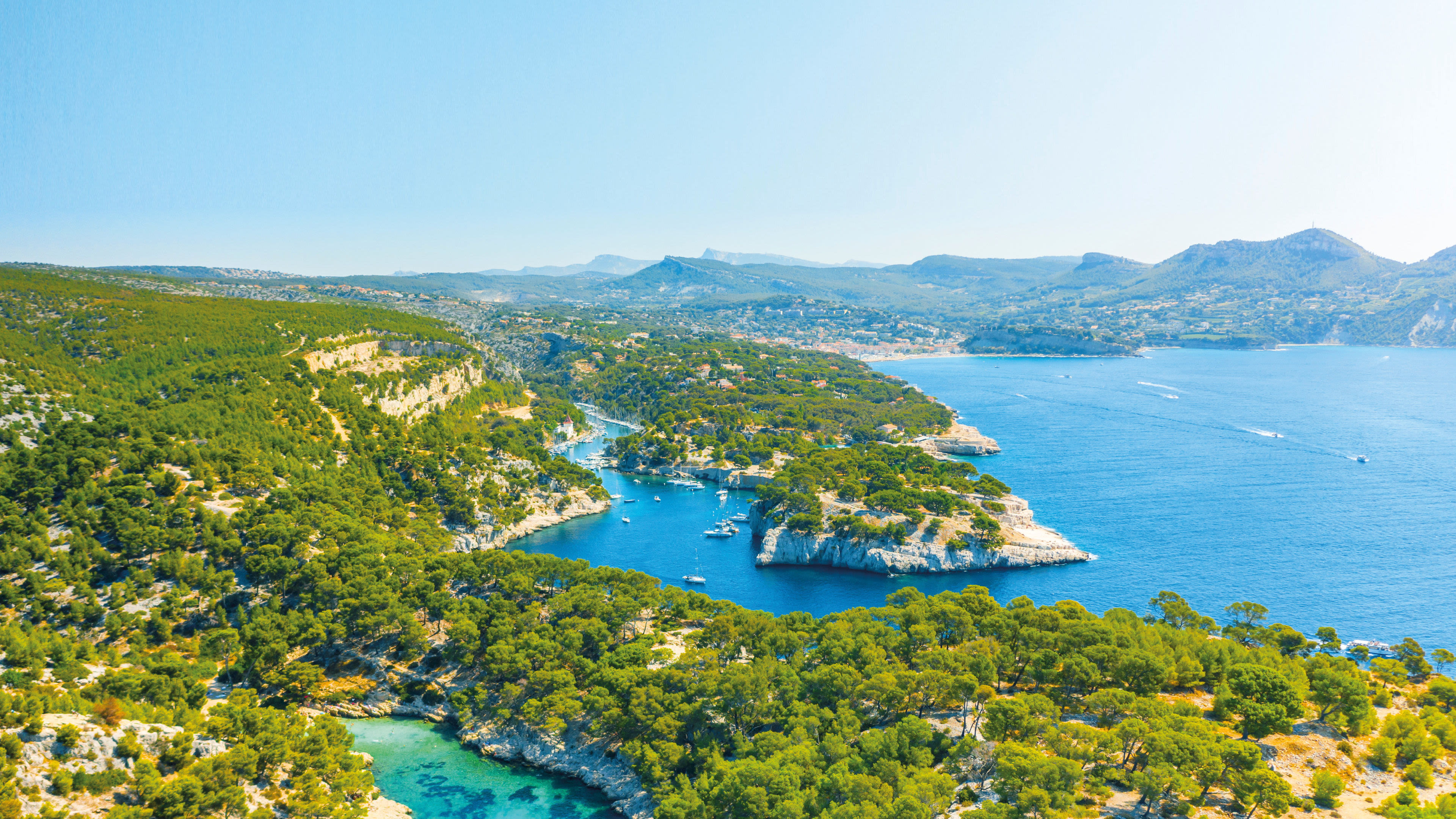 Provence am Mittelmeer Küste der Calanques bei Marseille, blaues Meer, grüne Wälder.