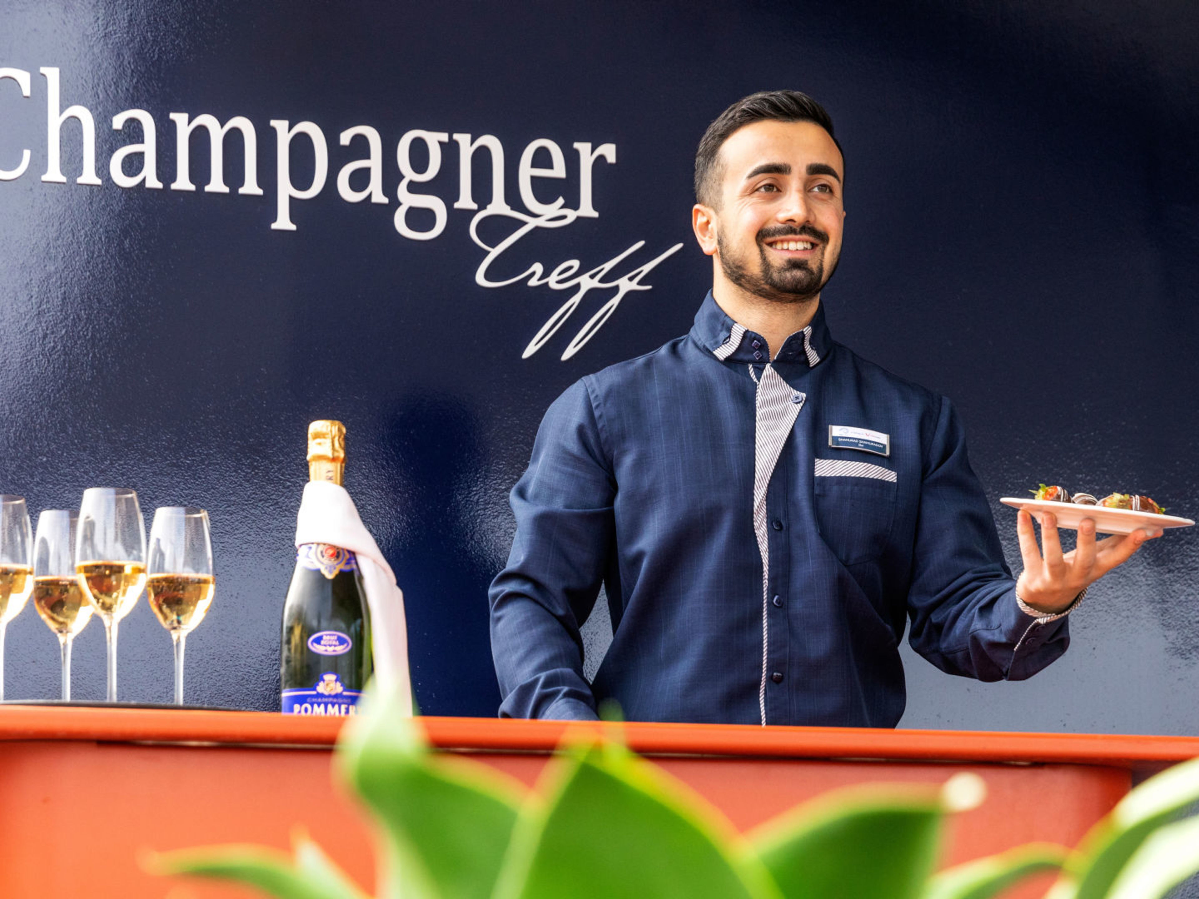 Kellner serviert Champagner und Häppchen im Champagner Treff. Kellner serviert Champagner und Häppchen im Champagner Treff.