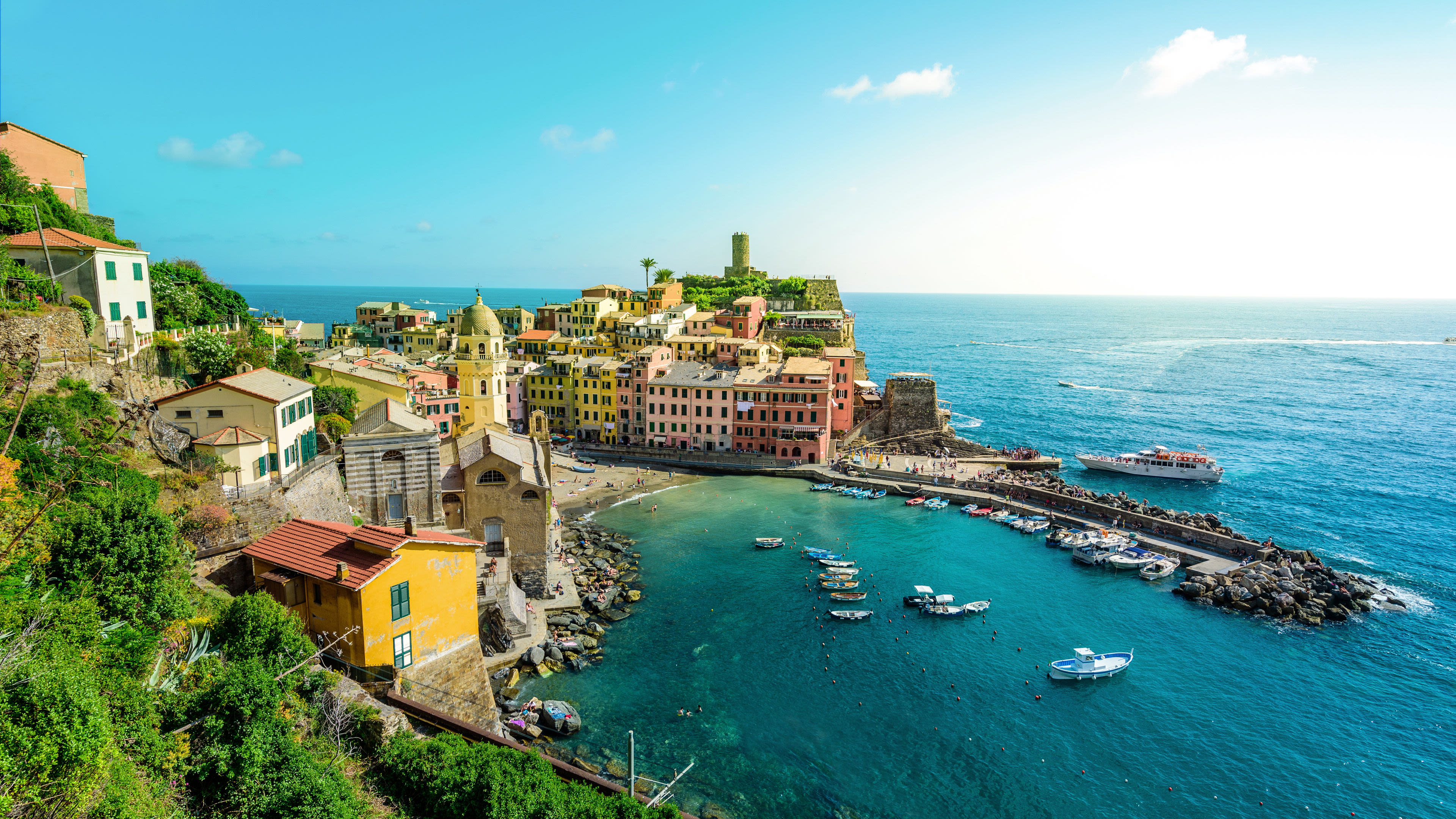 Bunte Häuser und Boote in Vernazza, Cinque Terre, am Meer. Bunte Häuser und Boote in Vernazza, Cinque Terre, am Meer.
