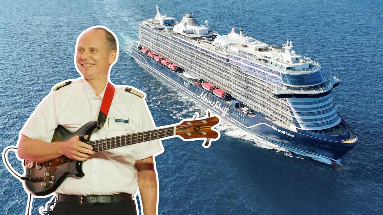 Mann mit Gitarre vor Kreuzfahrtschiff der Mein Schiff® Flotte auf offenem Meer.