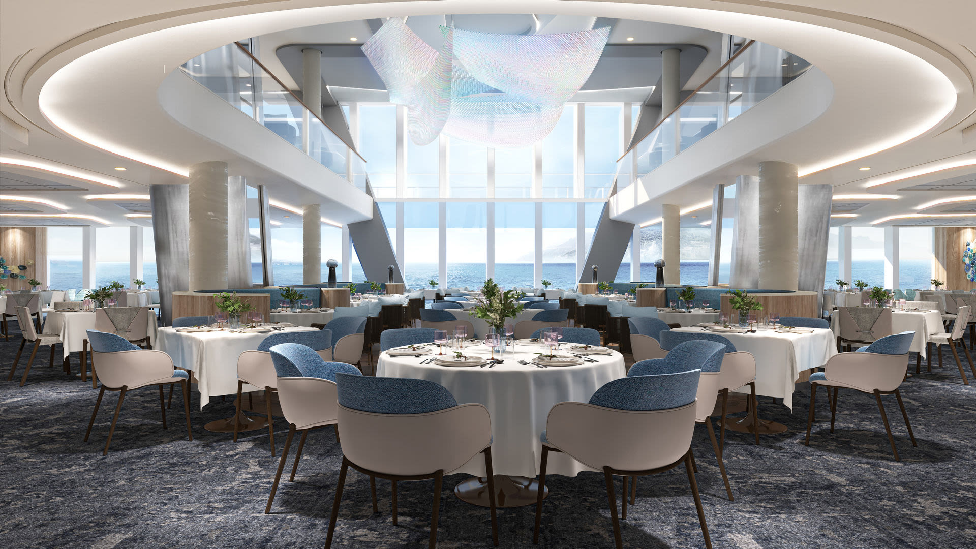 Elegantes Restaurant auf Kreuzfahrtschiff mit Meerblick, moderne Einrichtung.