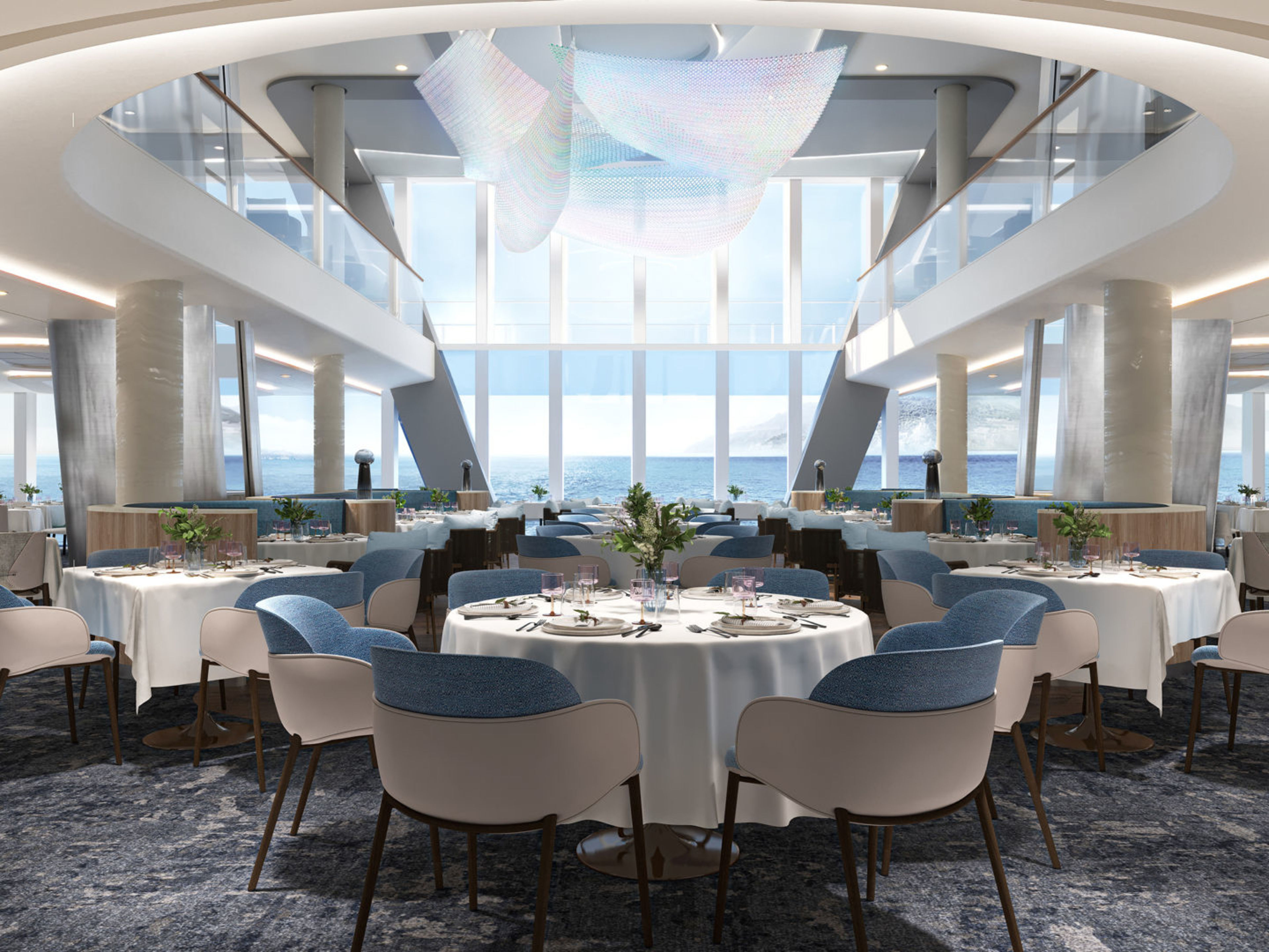 Elegantes Restaurant auf Kreuzfahrtschiff mit Meerblick, moderne Einrichtung. Elegantes Restaurant auf Kreuzfahrtschiff mit Meerblick, moderne Einrichtung.