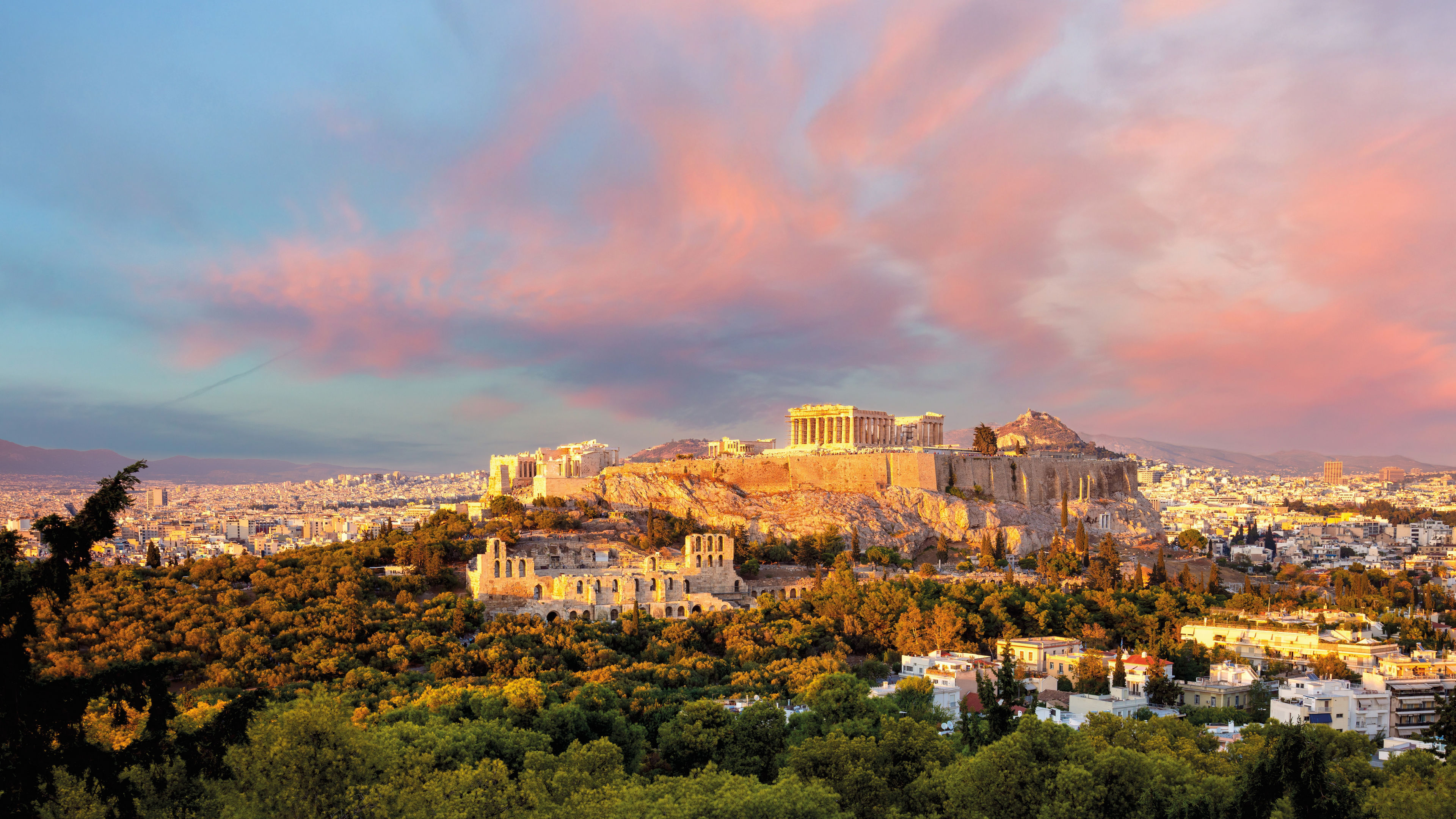Akropolis in Athen bei Sonnenuntergang, rosa Wolken, antike Ruinen.