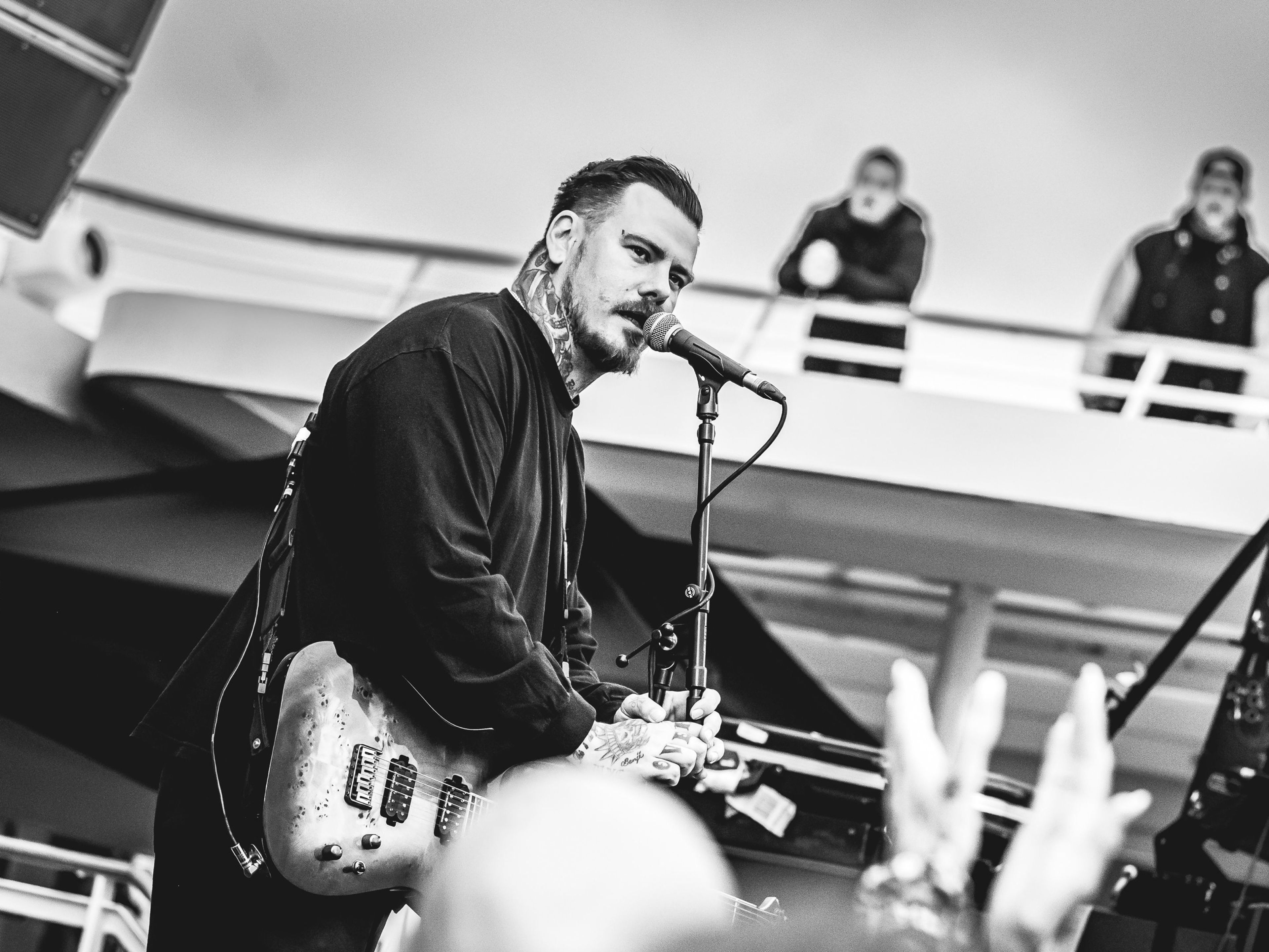 Wildcat Tattoo Cruise Musiker mit Gitarre singt auf Kreuzfahrtschiffbühne, Publikum klatscht.