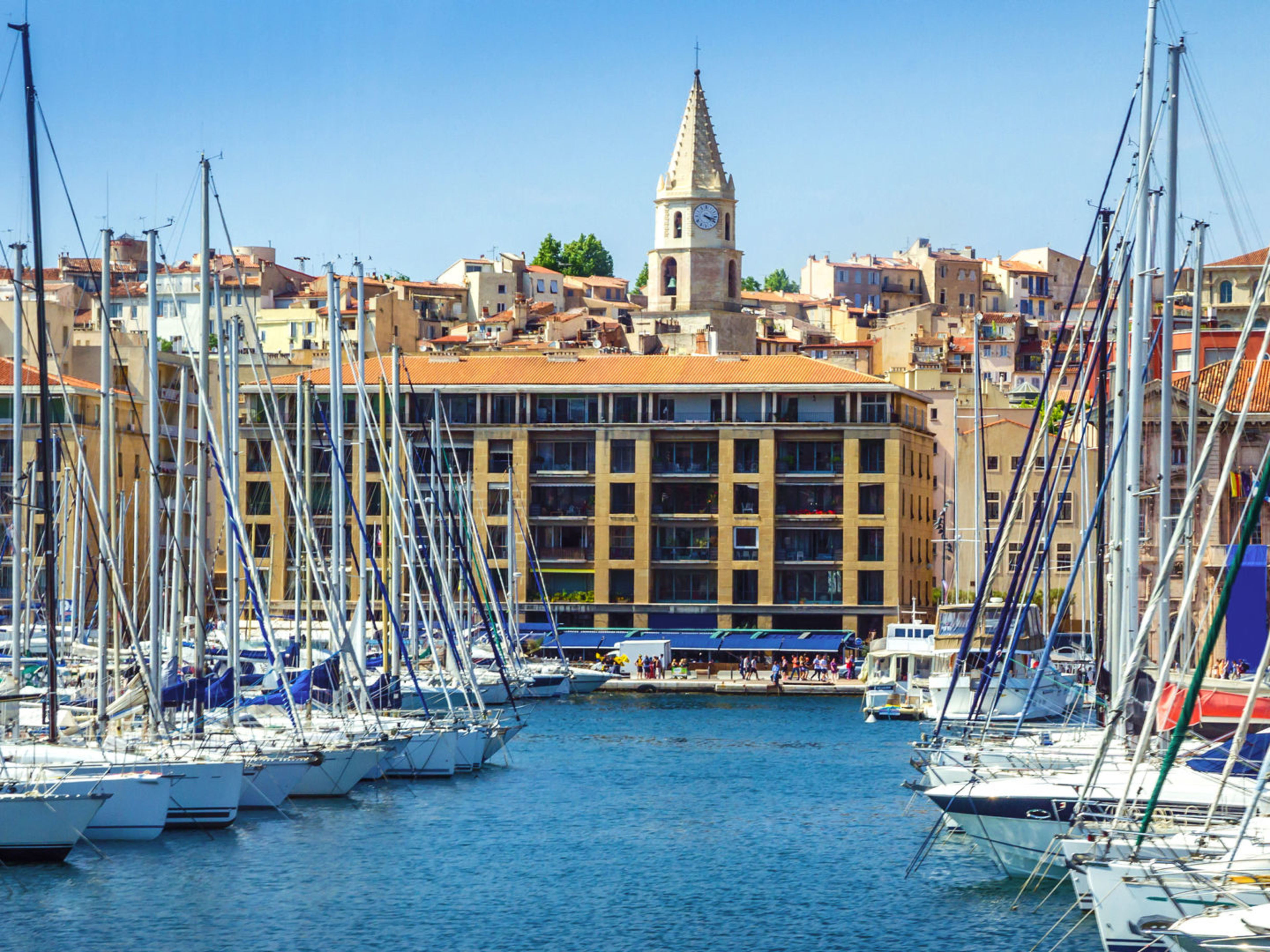Segelboote im Hafen von Marseille, sonniger Tag, historische Gebäude. Segelboote im Hafen von Marseille, sonniger Tag, historische Gebäude.