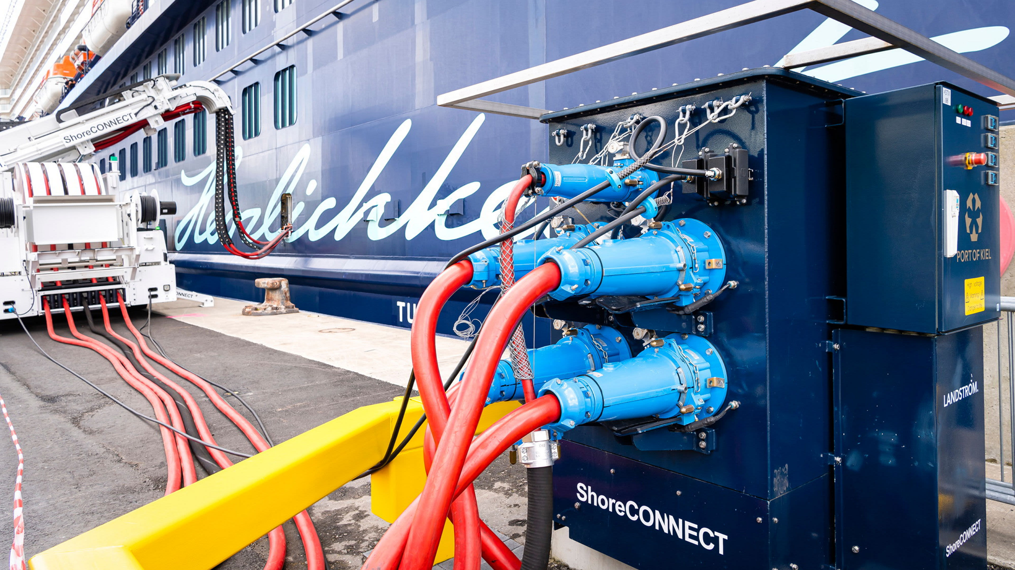 Kreuzfahrtschiff der Mein Schiff® Flotte im Hafen von Kiel, Landstromanschluss.