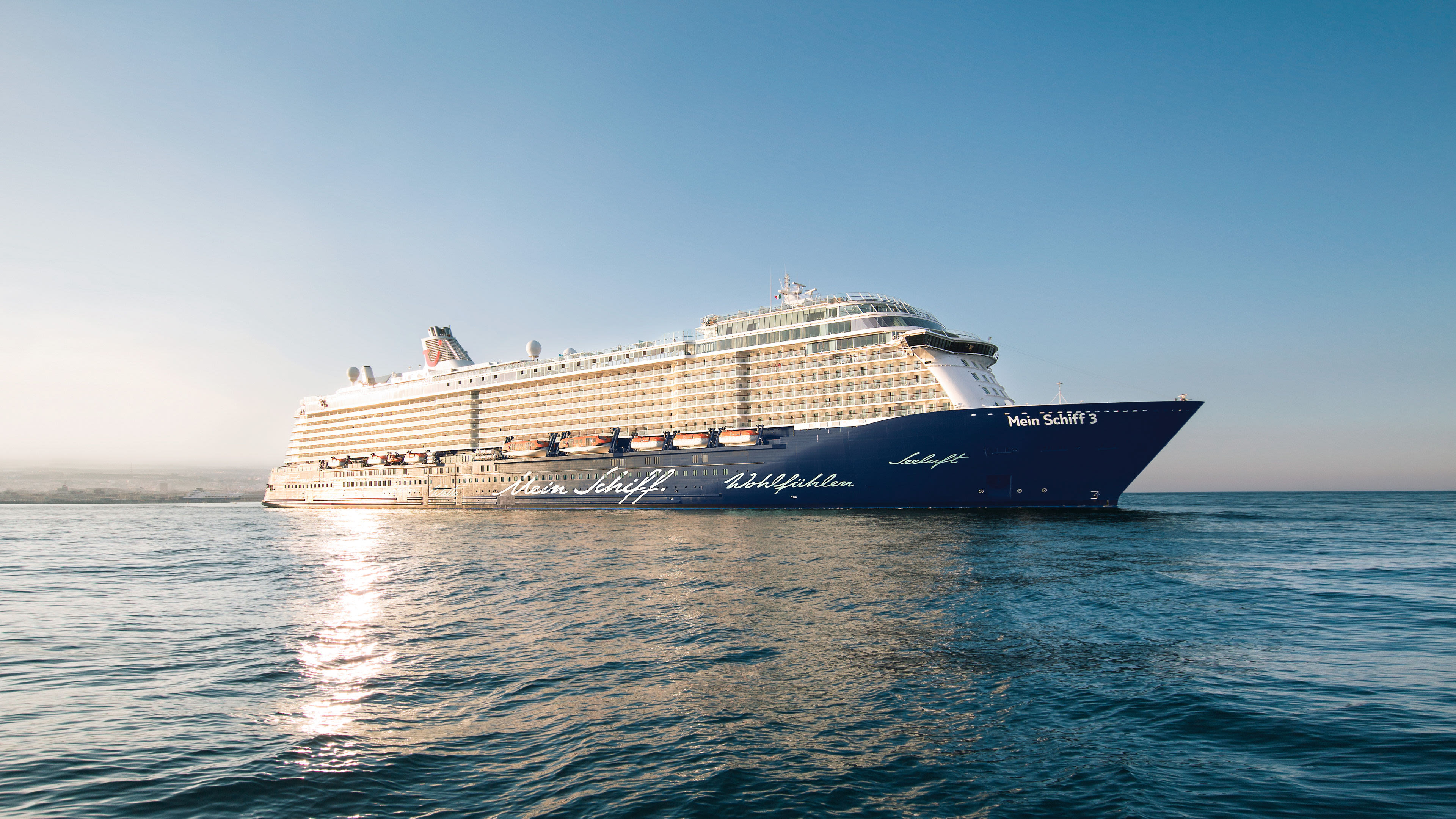 Mein Schiff 3 Außenansicht Kreuzfahrtschiff der Mein Schiff® Flotte auf offenem Meer bei Sonnenuntergang.