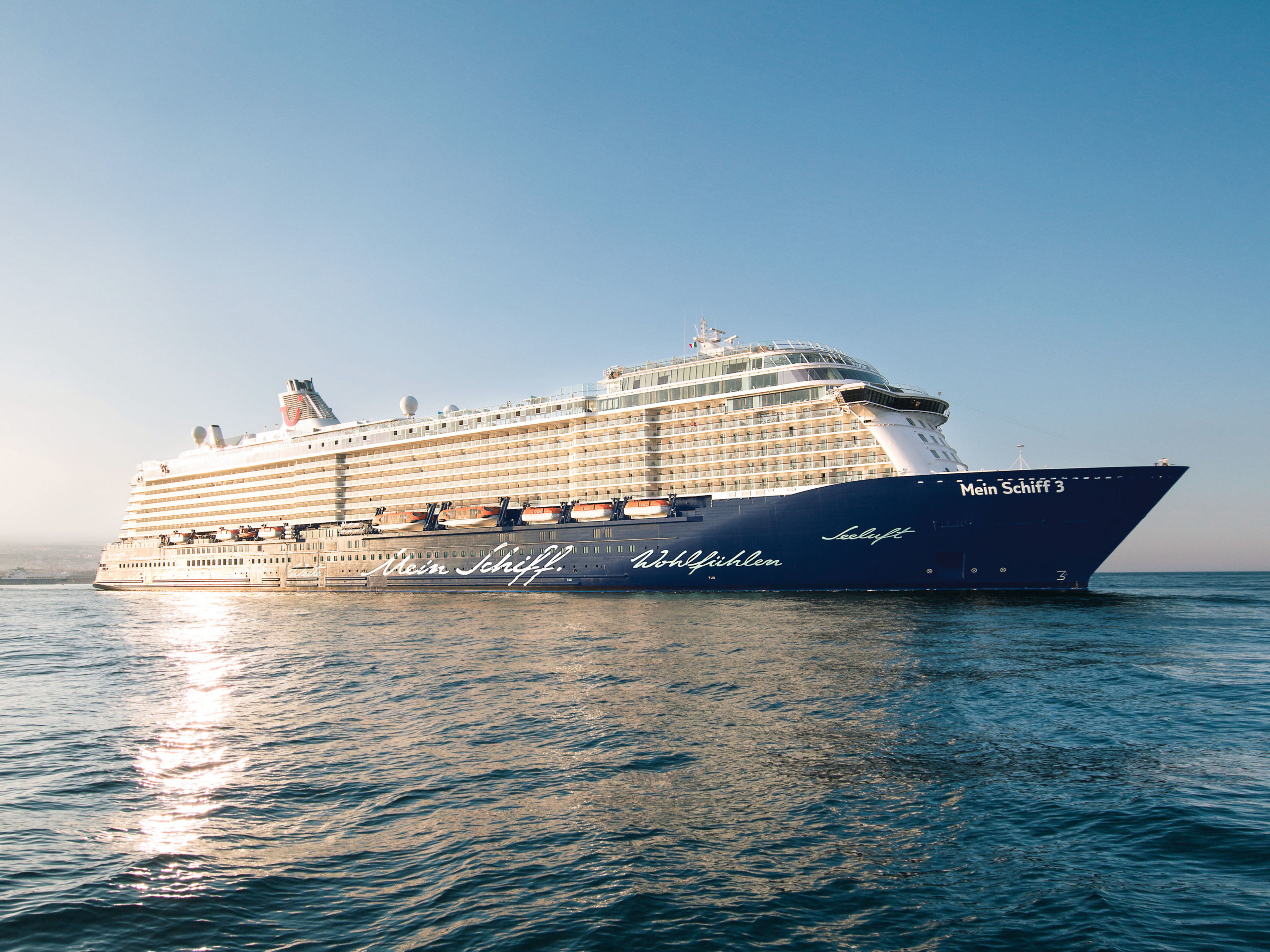 Mein Schiff 3 Außenansicht Kreuzfahrtschiff der Mein Schiff® Flotte auf offenem Meer bei Sonnenuntergang.