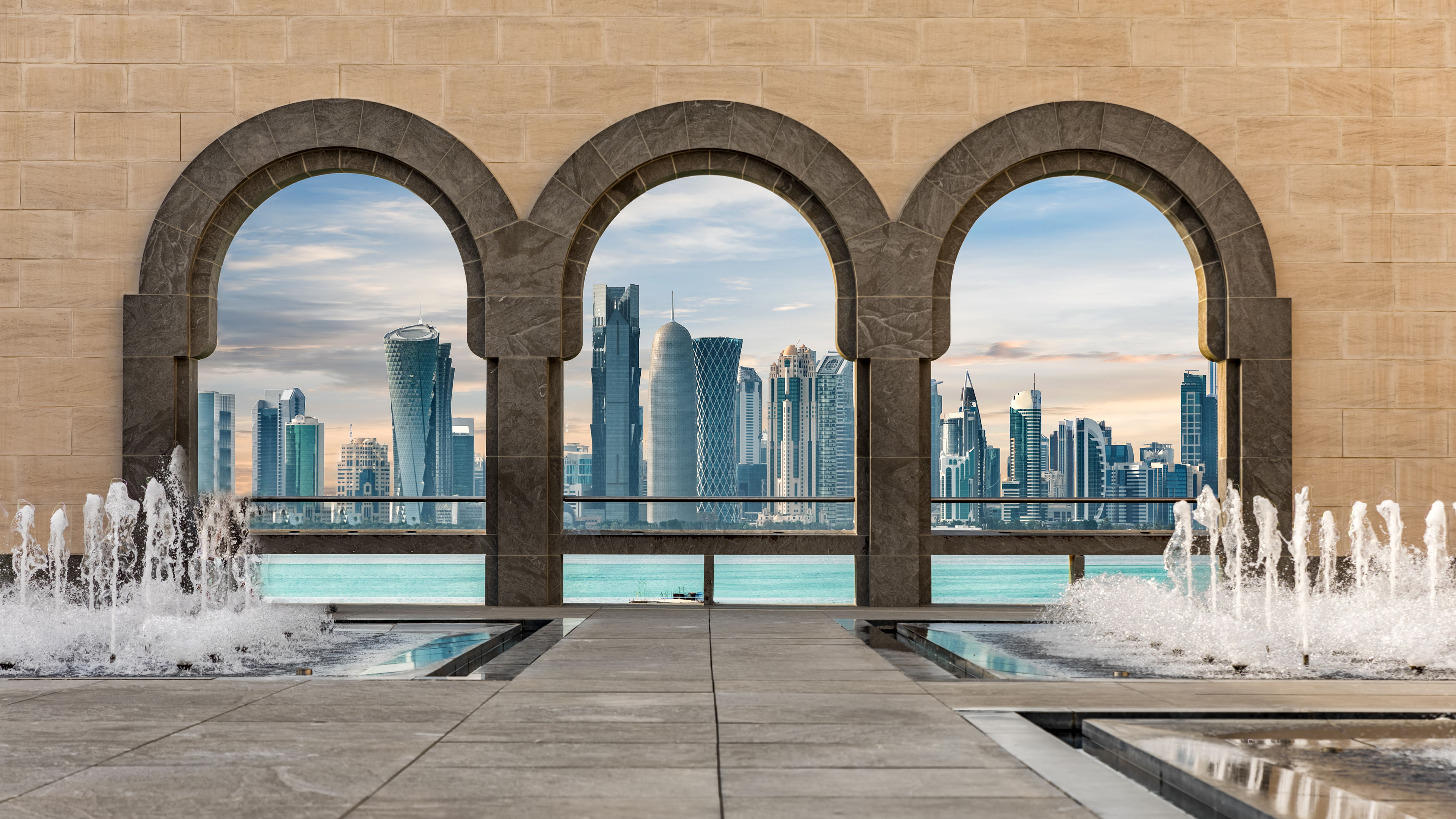 Drei Bögen mit Blick auf Dohas Skyline und Springbrunnen.