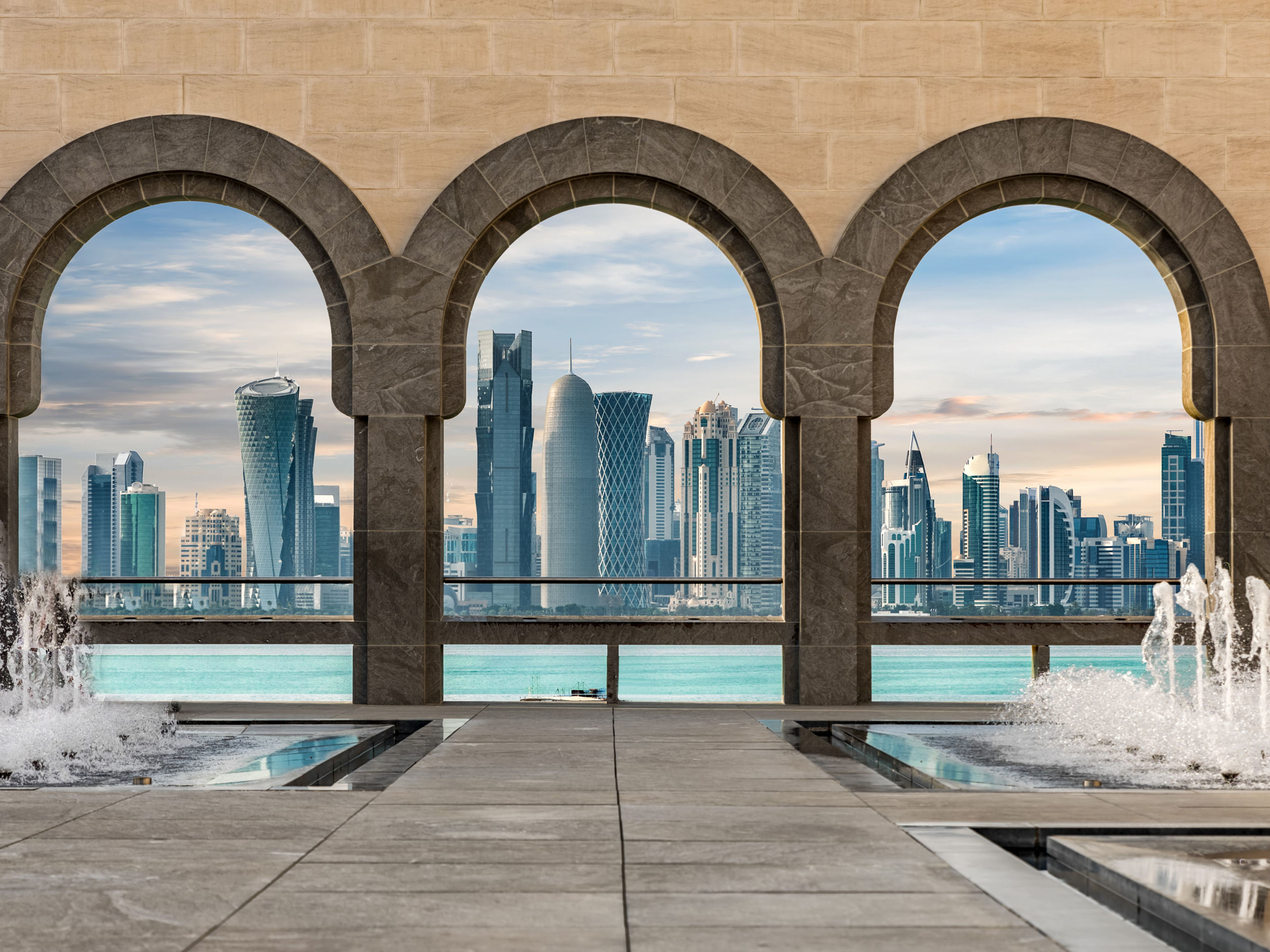 Doha Drei Bögen mit Blick auf Dohas Skyline und Springbrunnen.