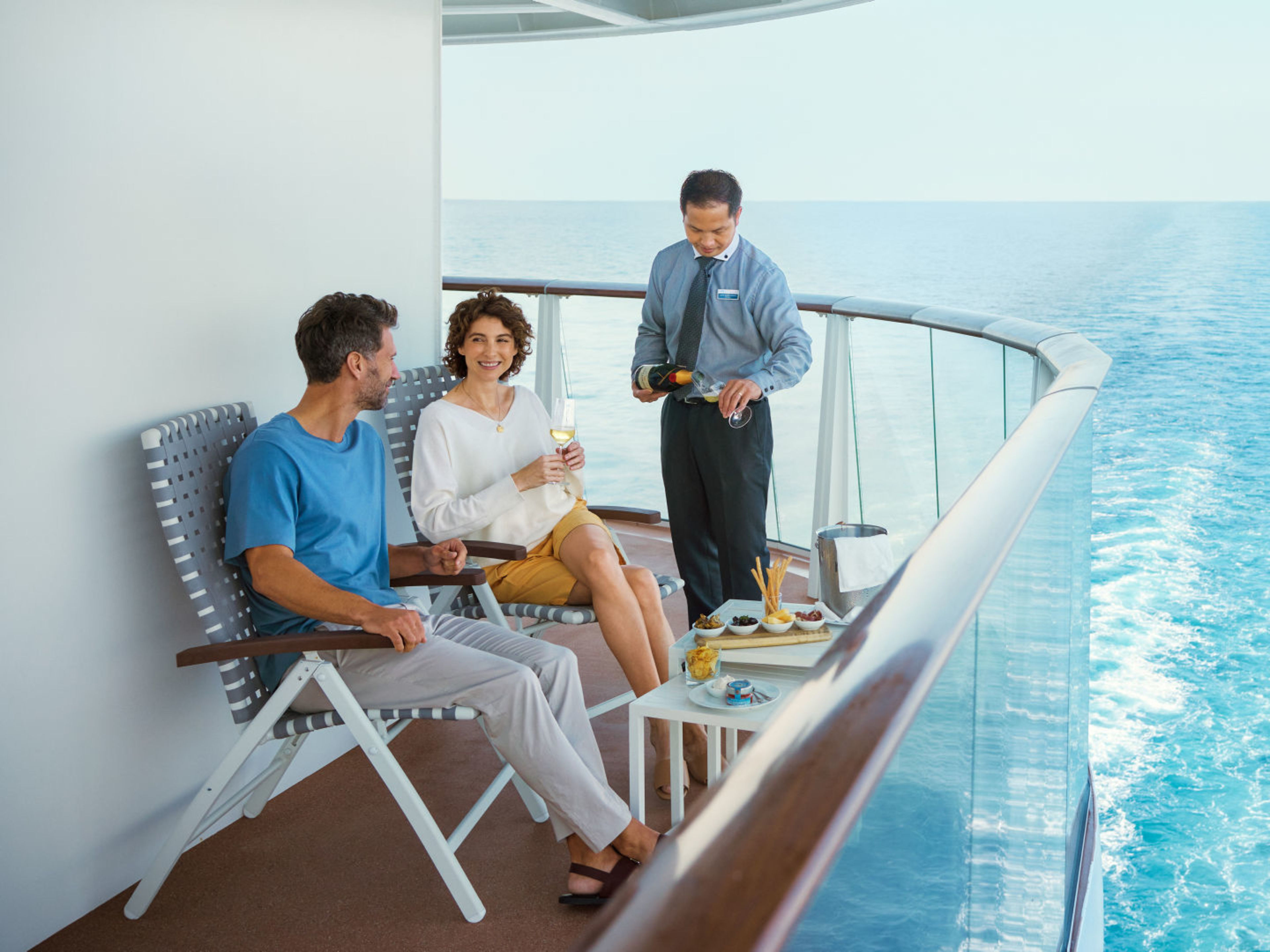 Private Genussmomente in der Kabine. Paar genießt Frühstück auf Kreuzfahrtschiff der Mein Schiff® Flotte.