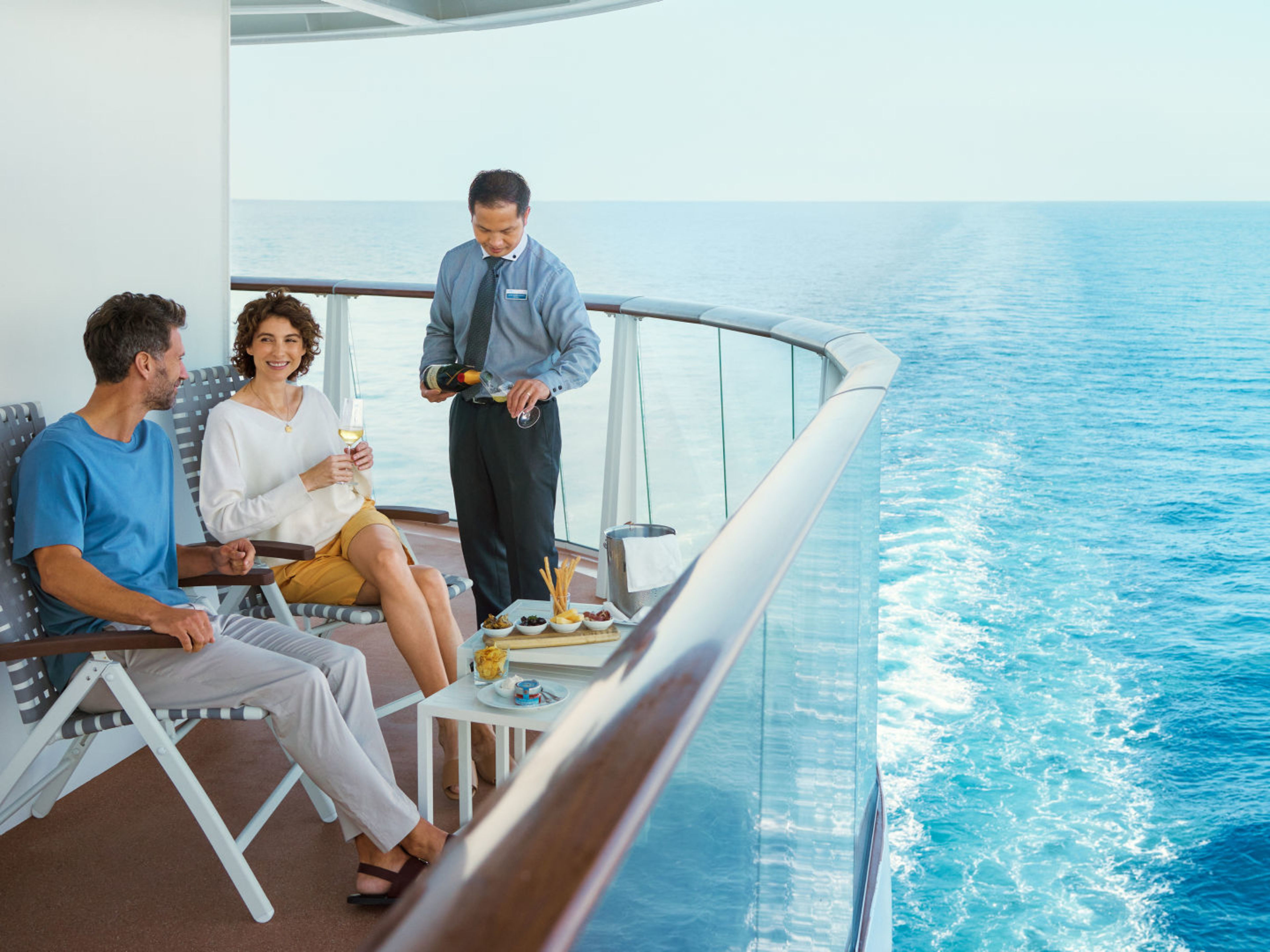 Paar genießt Frühstück auf Kreuzfahrtschiff der Mein Schiff® Flotte. Paar genießt Frühstück auf Kreuzfahrtschiff der Mein Schiff® Flotte.