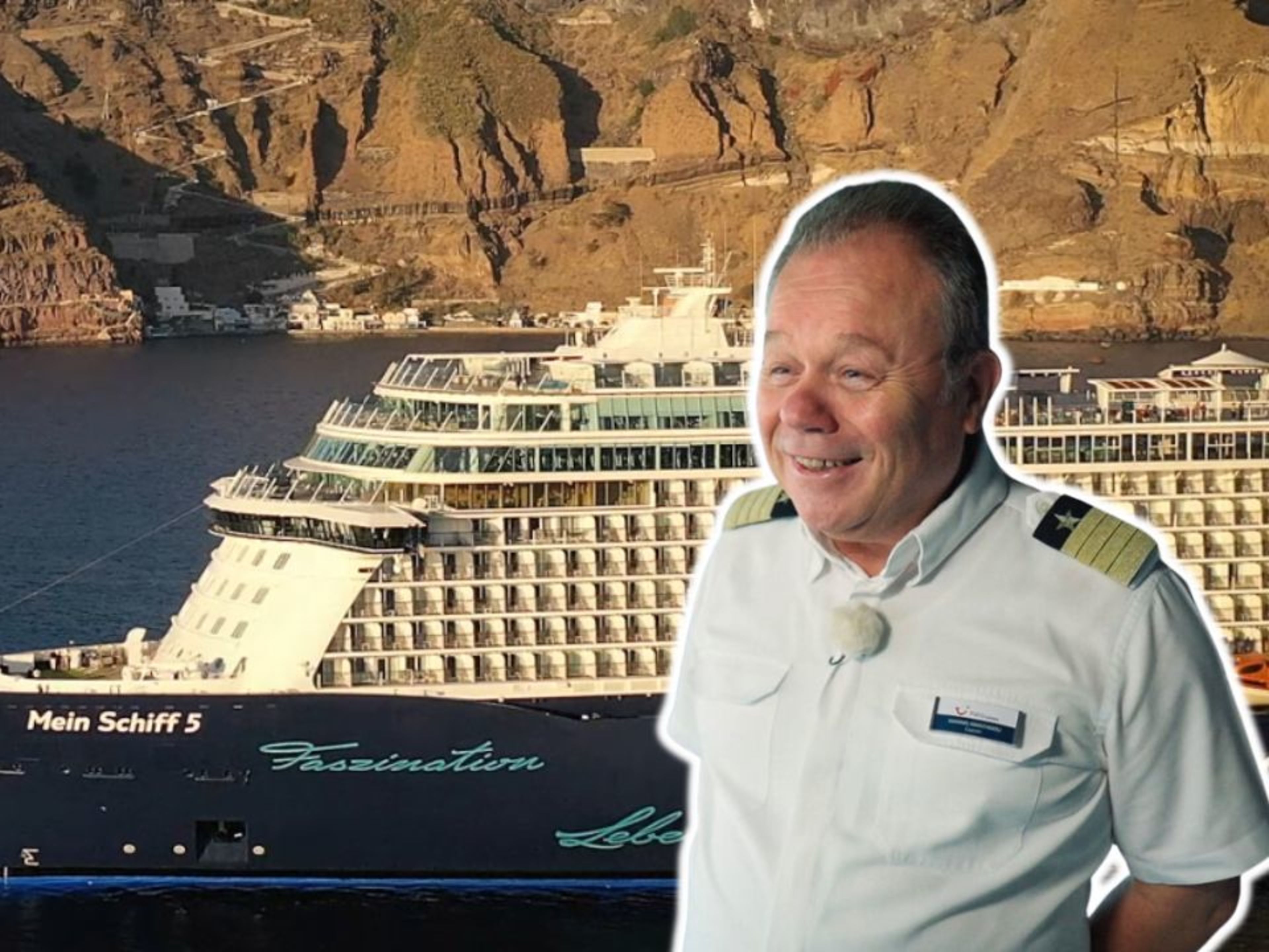 Ioannis Anastasiou Kapitän vor Kreuzfahrtschiff der Mein Schiff® Flotte, Küste im Hintergrund.