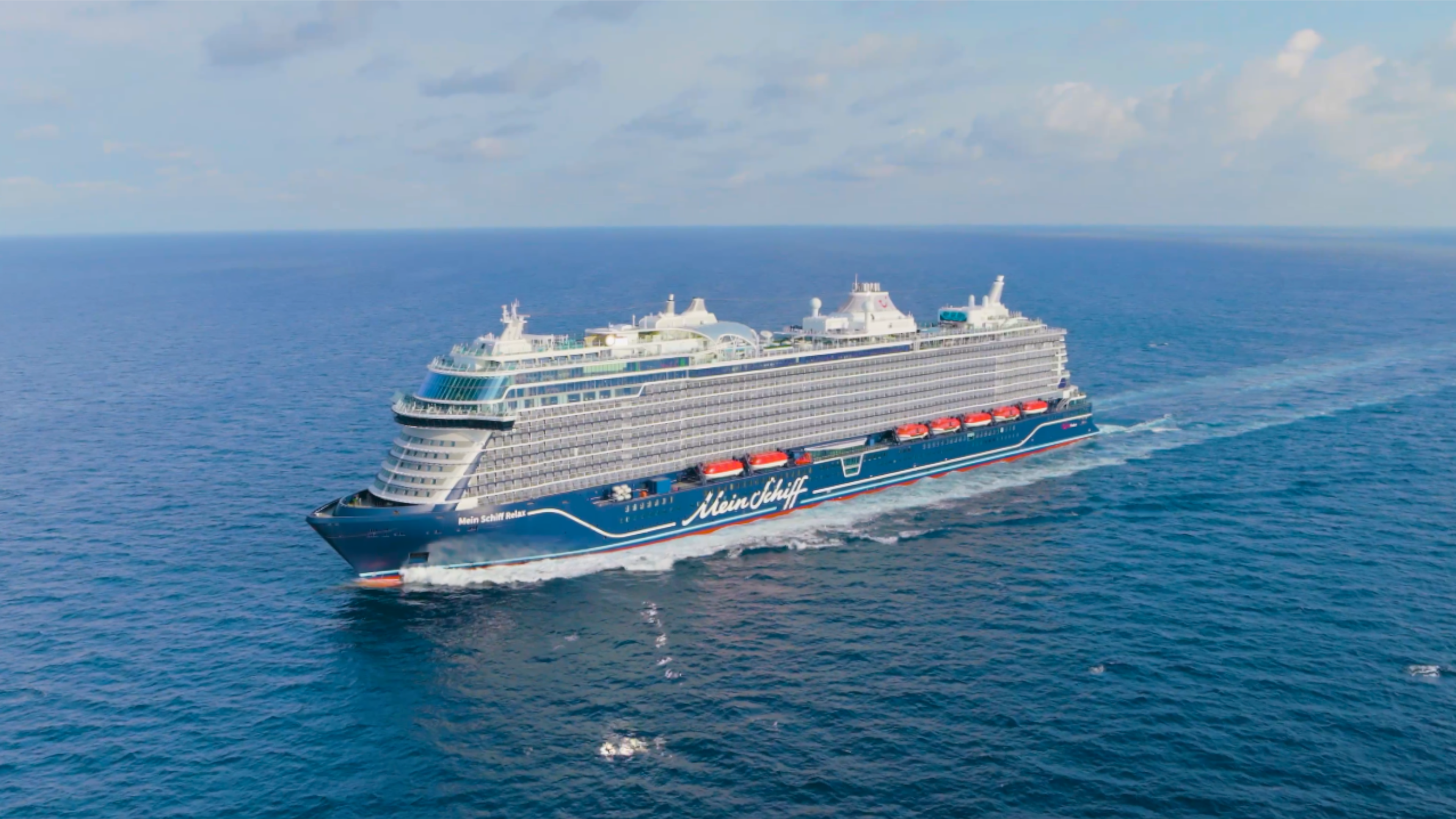 Kreuzfahrtschiff der Mein Schiff® Flotte auf offenem Meer.