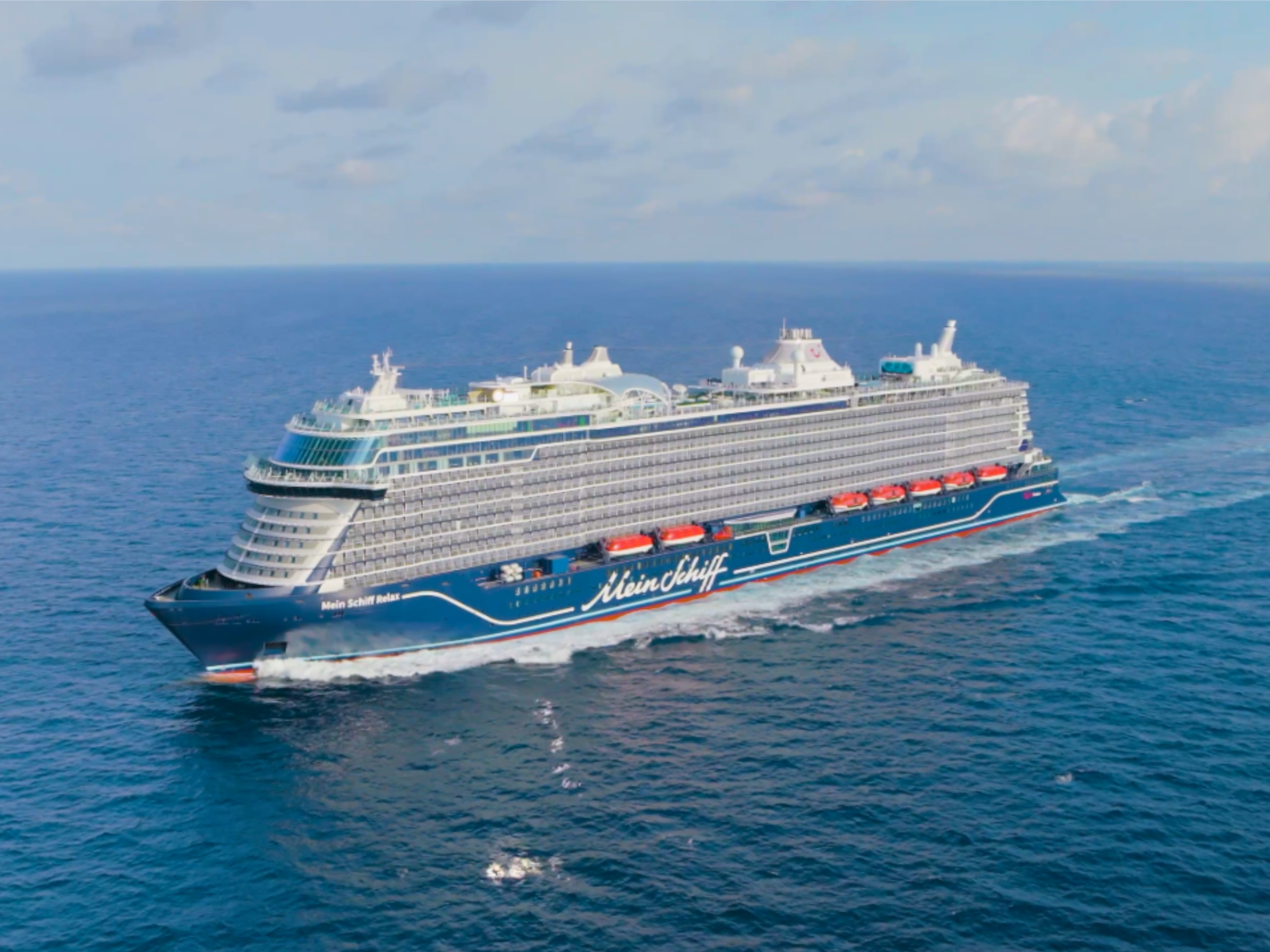 Mein Schiff Relax - Drohnenaufnahme Kreuzfahrtschiff der Mein Schiff® Flotte auf offenem Meer.