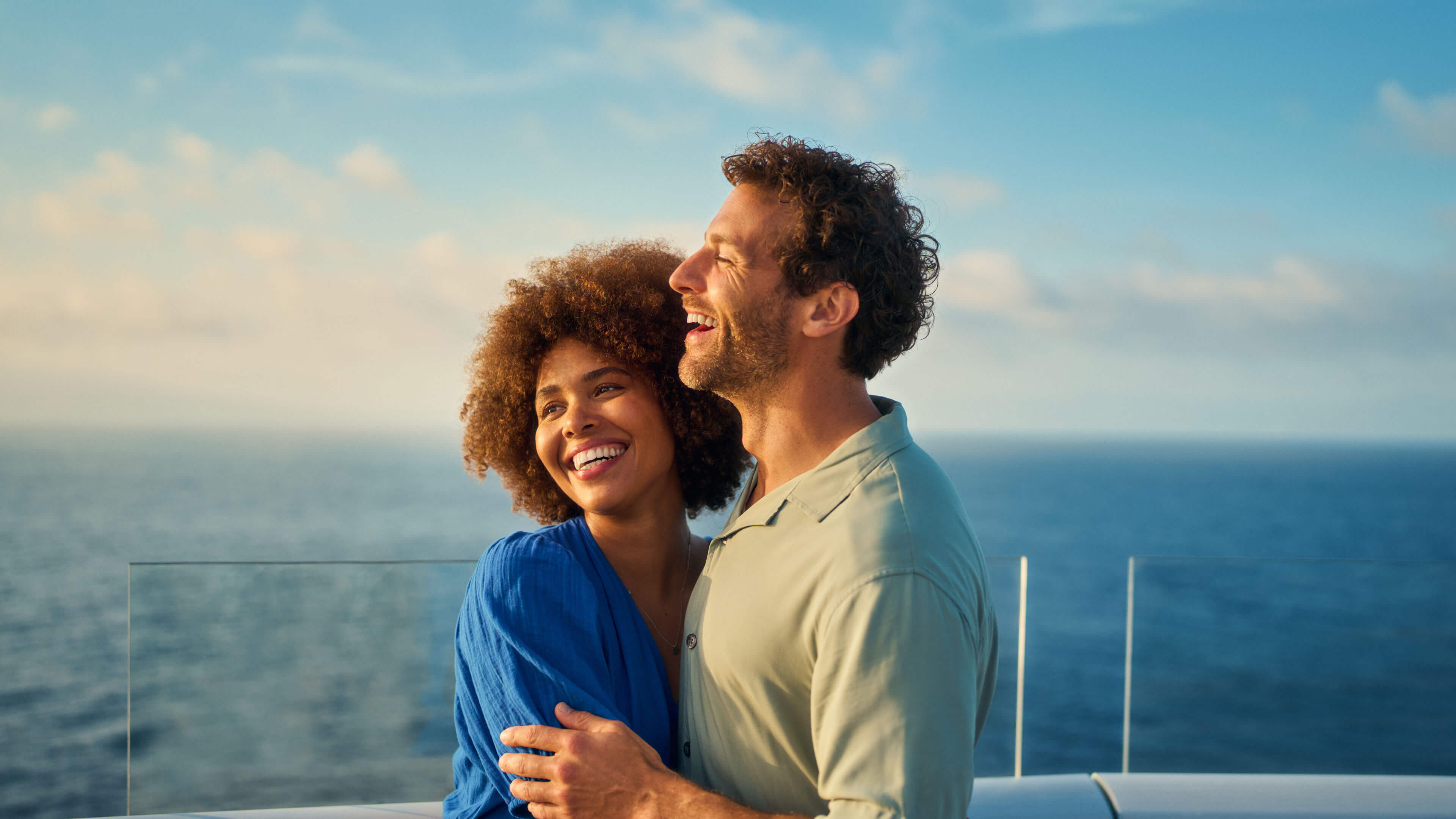 Jeder Moment eine Reise. Lächelndes Paar auf Kreuzfahrtschiff, blauer Himmel, Meereshorizont.