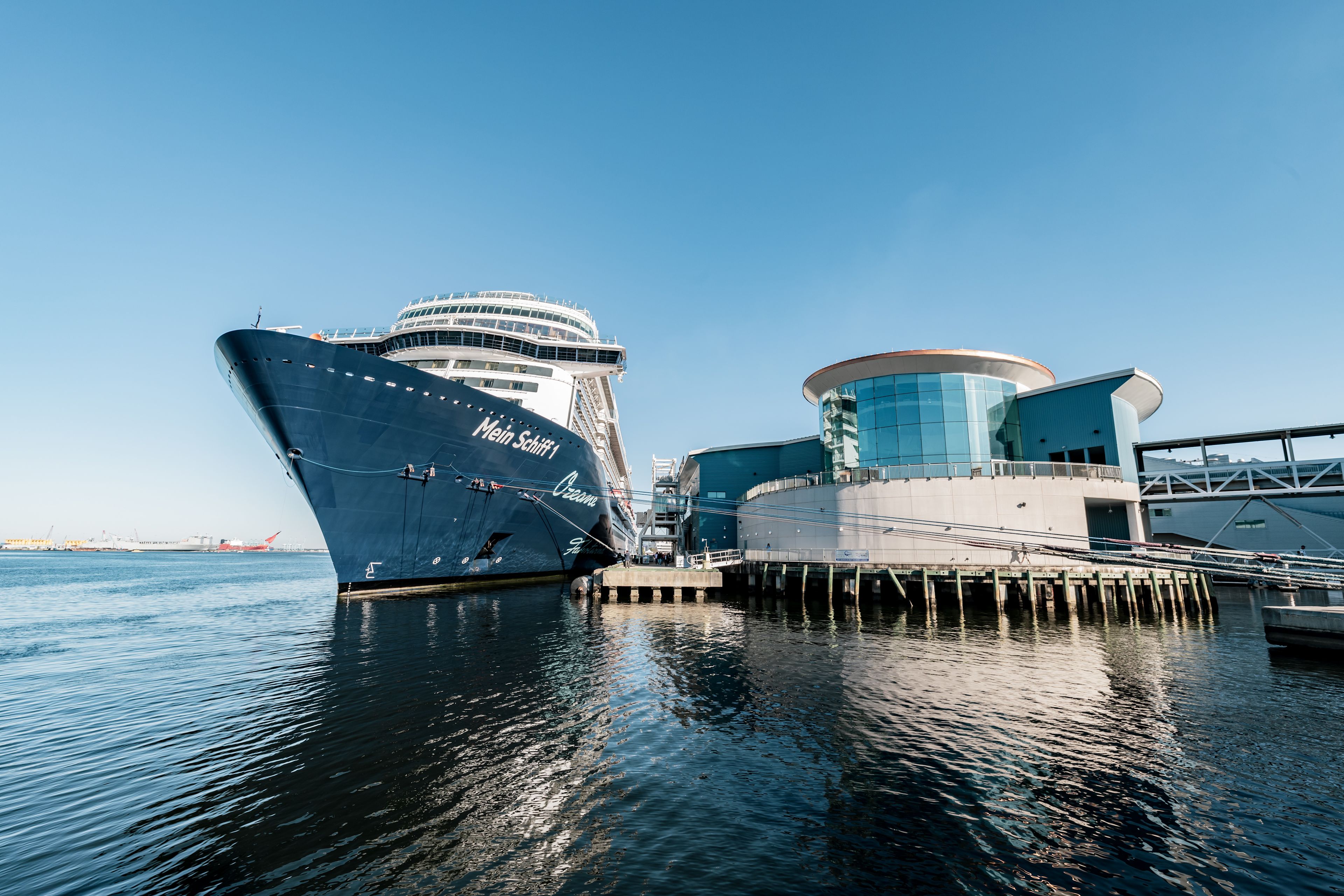 Mein Schiff 1 Kreuzfahrtschiff der Mein Schiff® Flotte am Hafen bei blauem Himmel.