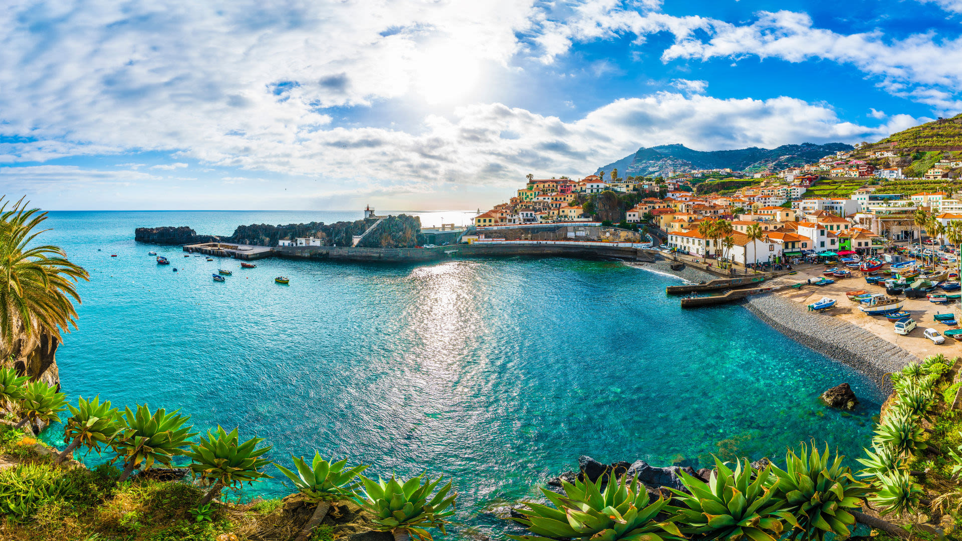 Küstenstadt Camara de Lobos, Madeira, mit bunten Häusern und blauem Meer.